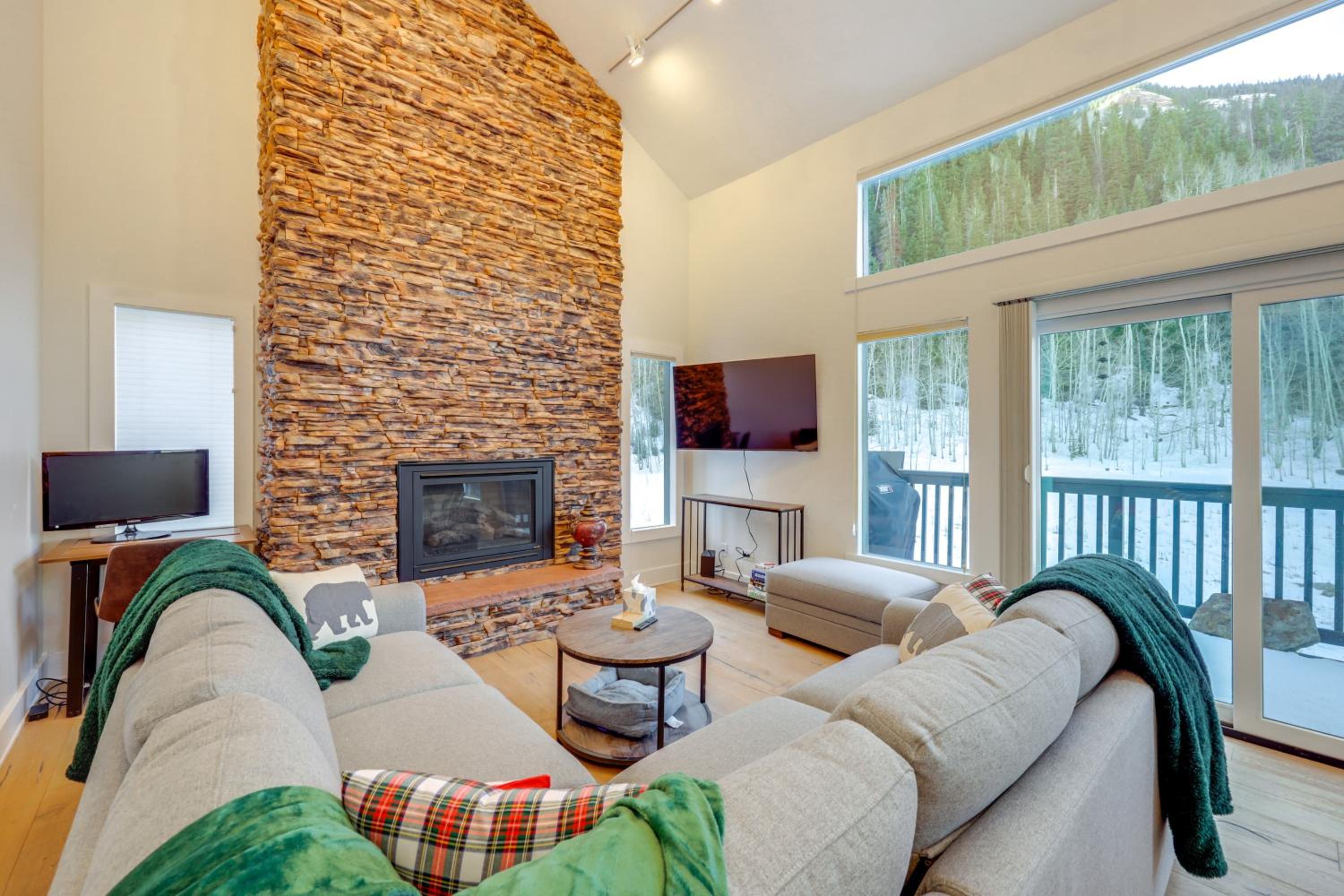 5 Mi to Vail Ski Resort! Cozy Condo with Mtn Views