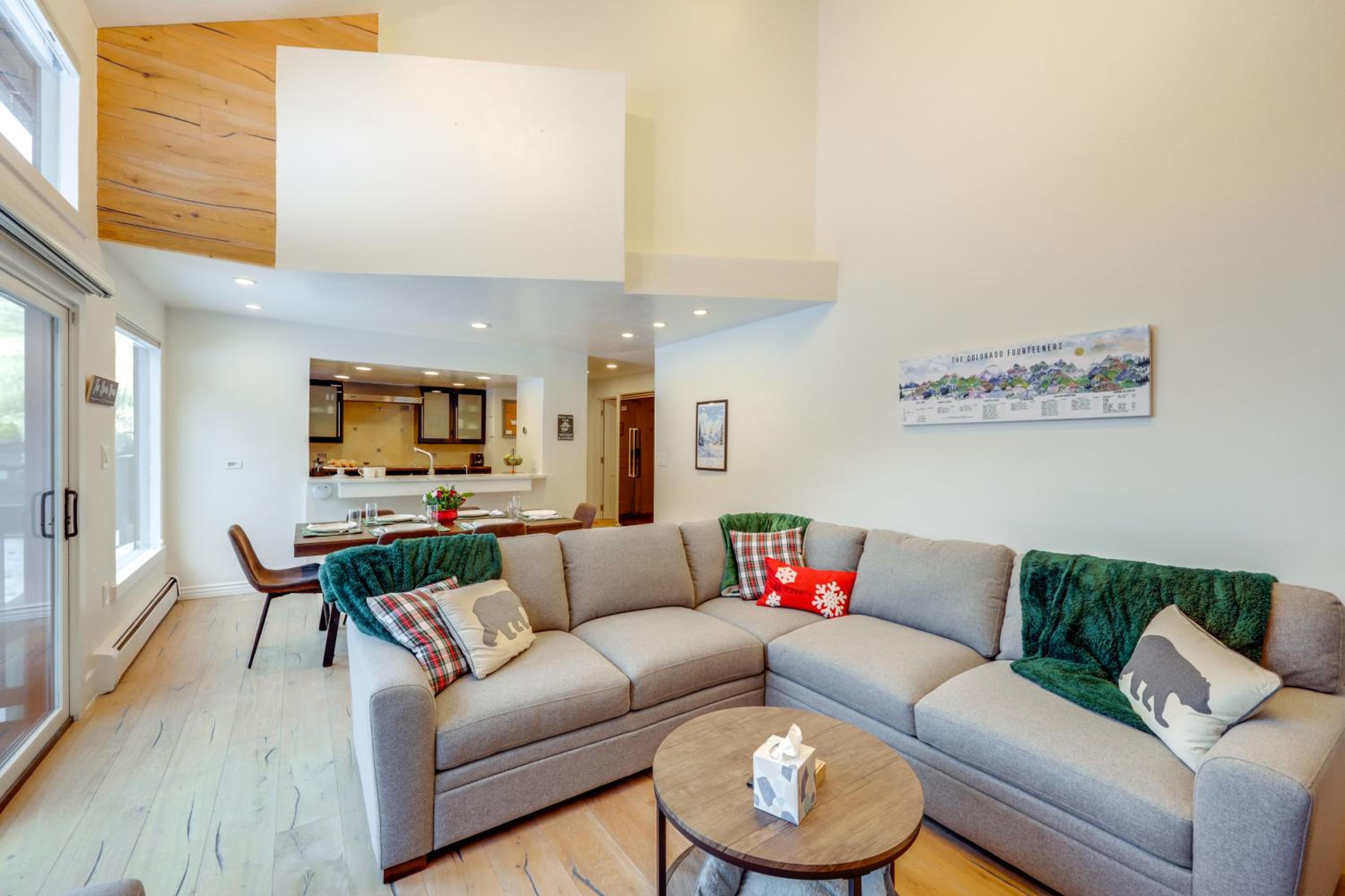 5 Mi to Vail Ski Resort! Cozy Condo with Mtn Views