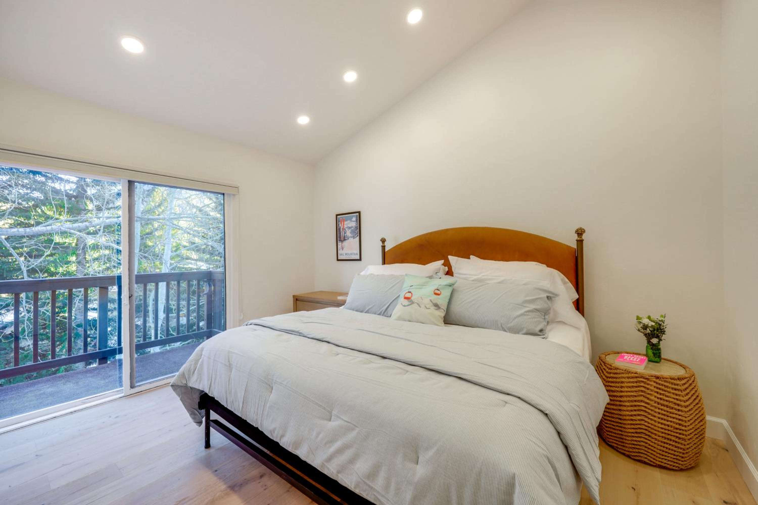5 Mi to Vail Ski Resort! Cozy Condo with Mtn Views