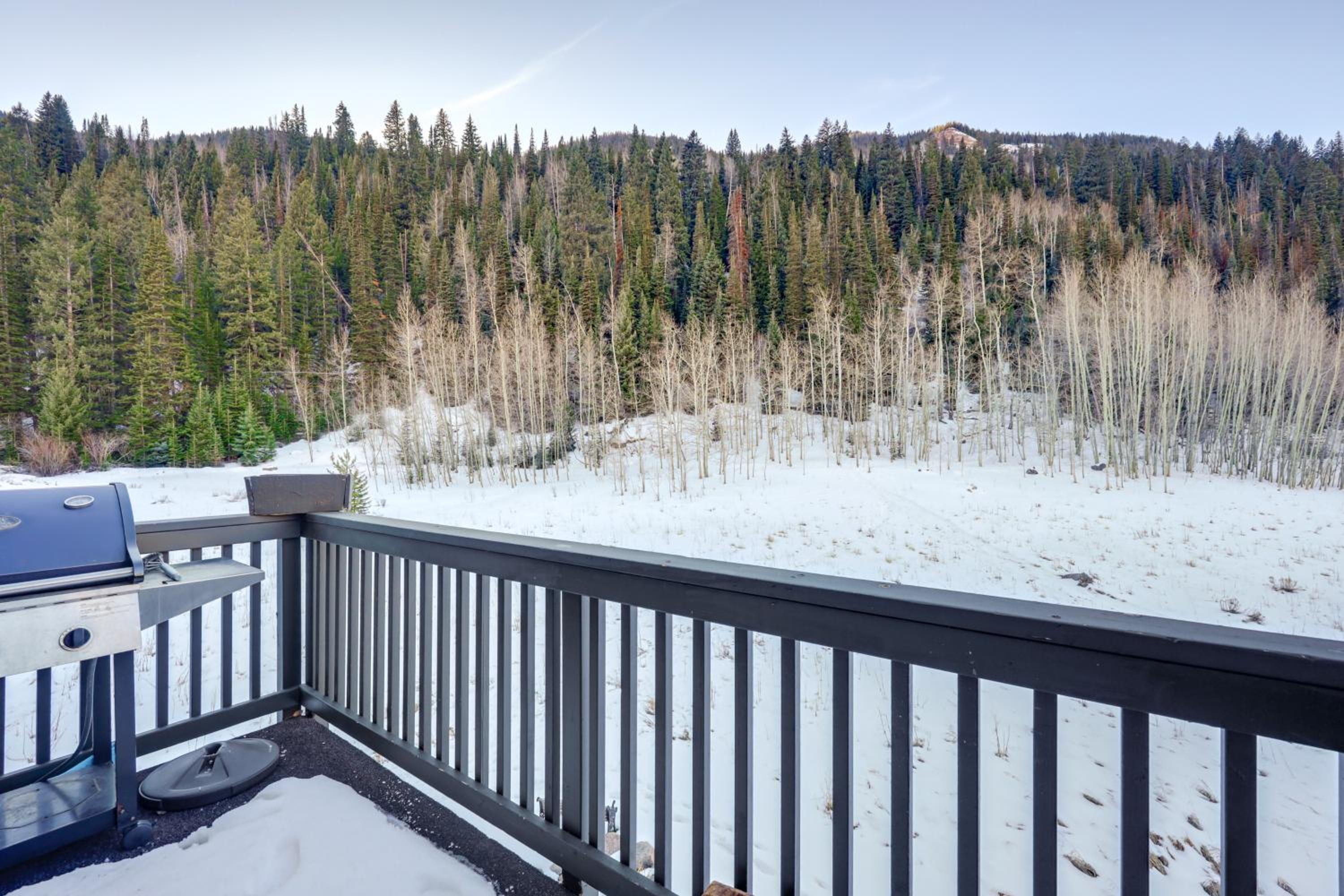 5 Mi to Vail Ski Resort! Cozy Condo with Mtn Views