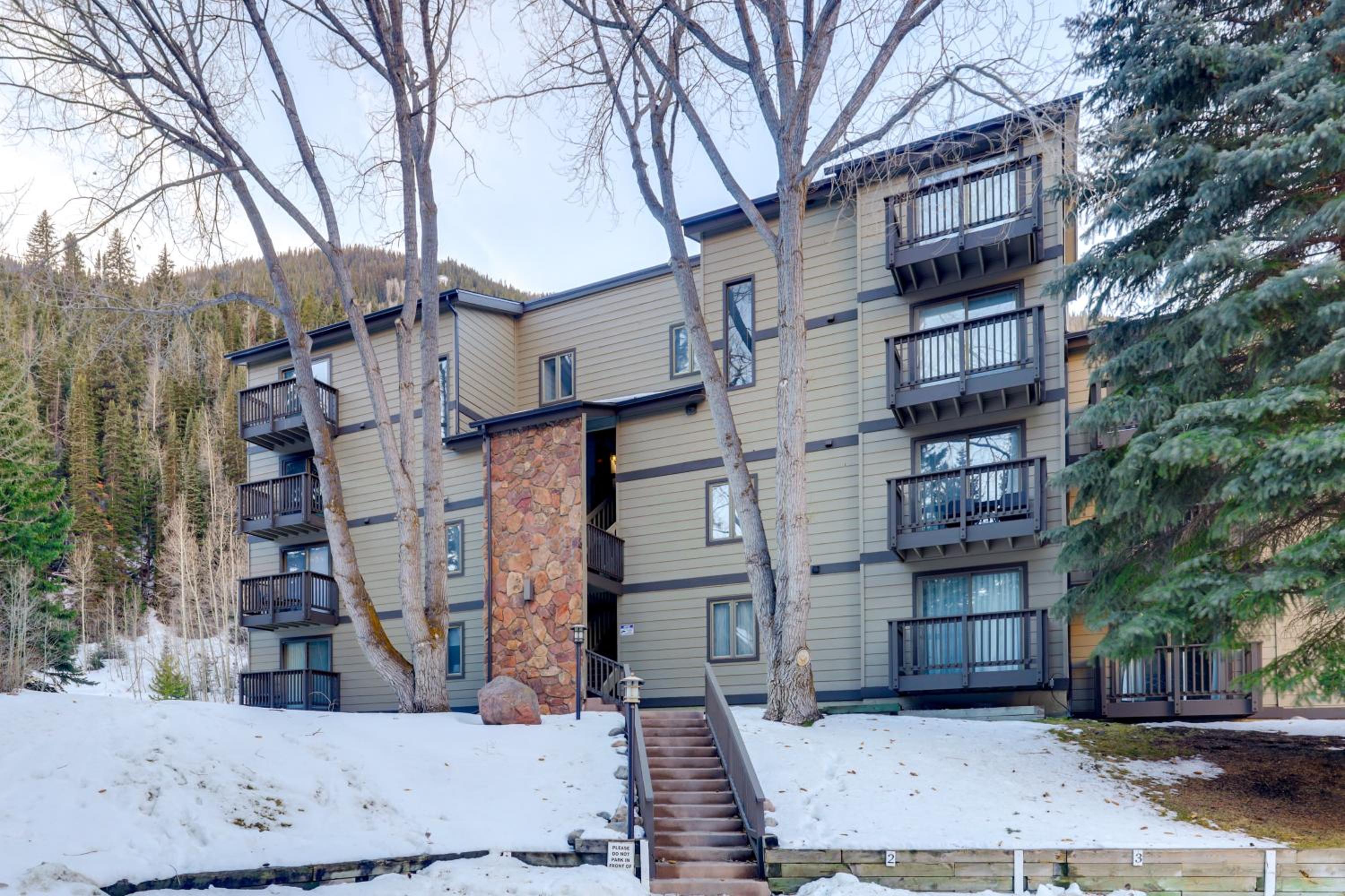 5 Mi to Vail Ski Resort! Cozy Condo with Mtn Views