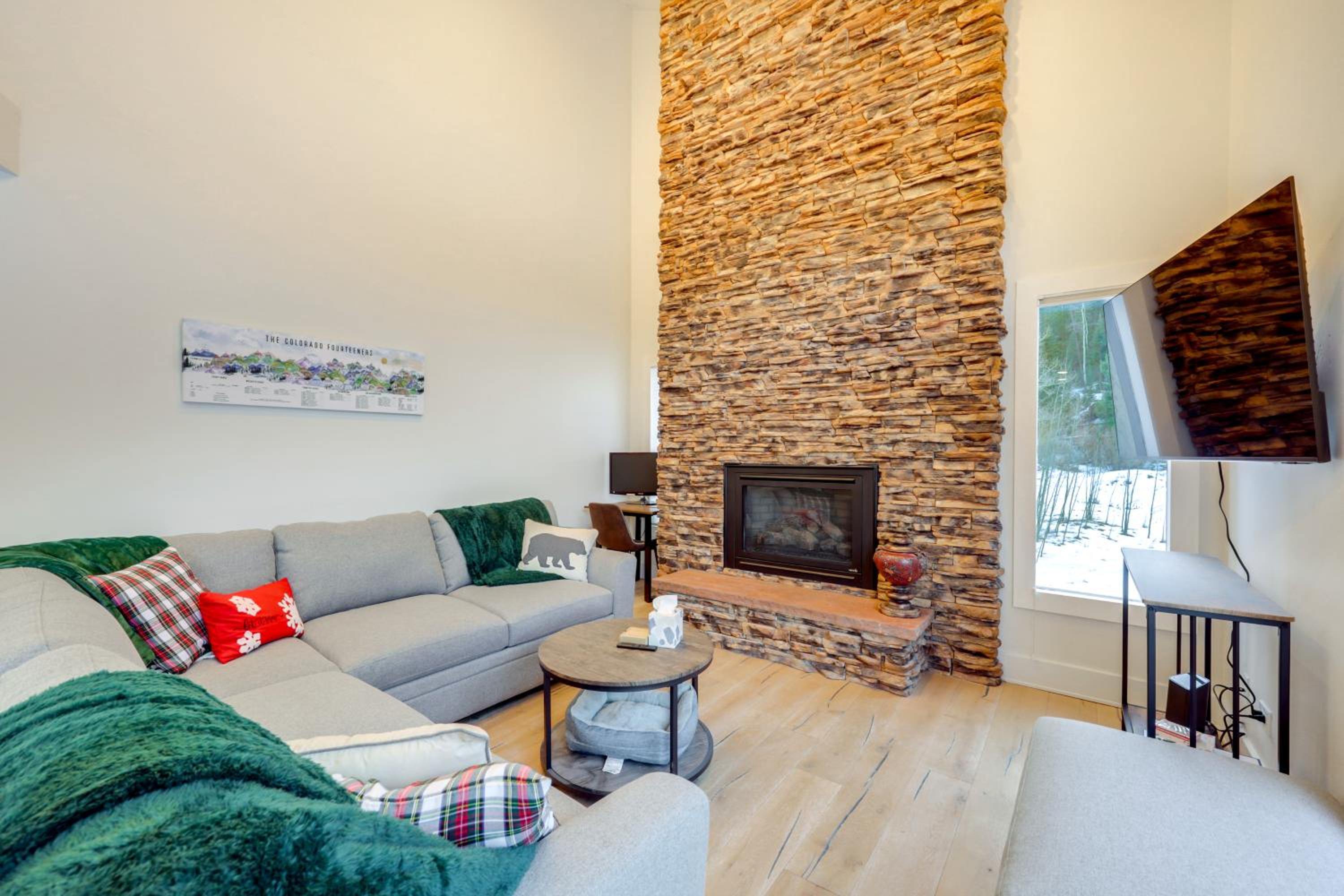5 Mi to Vail Ski Resort! Cozy Condo with Mtn Views