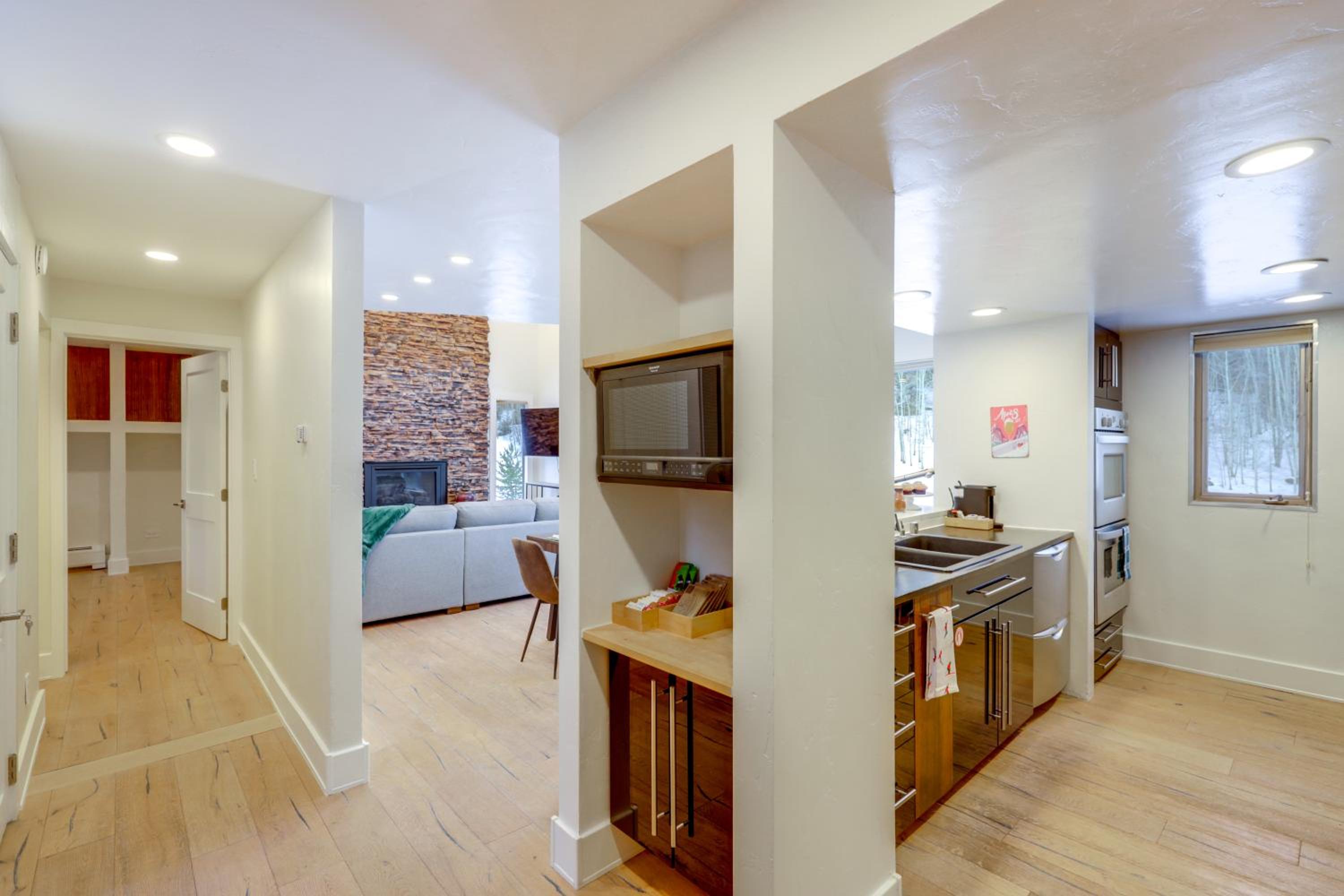 5 Mi to Vail Ski Resort! Cozy Condo with Mtn Views