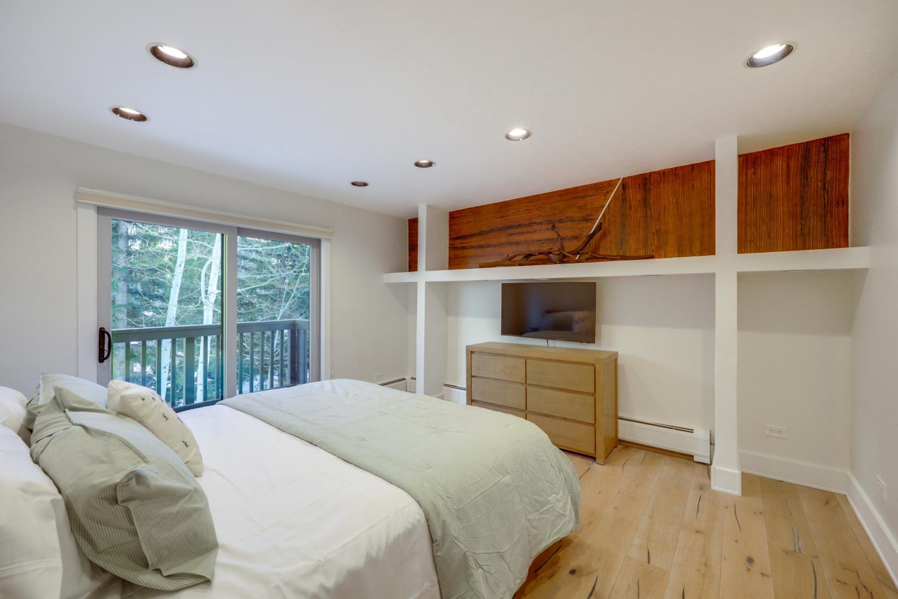 5 Mi to Vail Ski Resort! Cozy Condo with Mtn Views