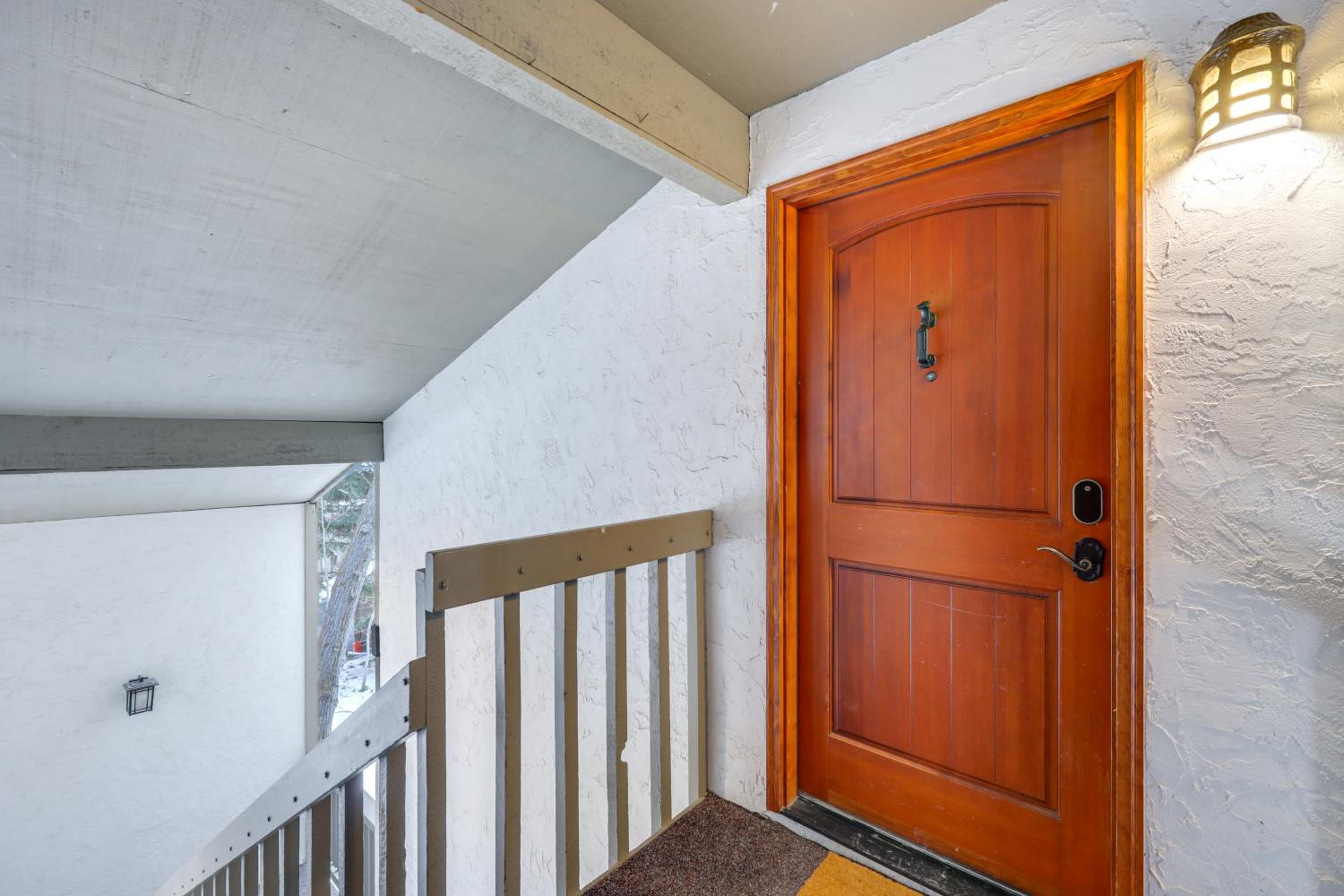5 Mi to Vail Ski Resort! Cozy Condo with Mtn Views