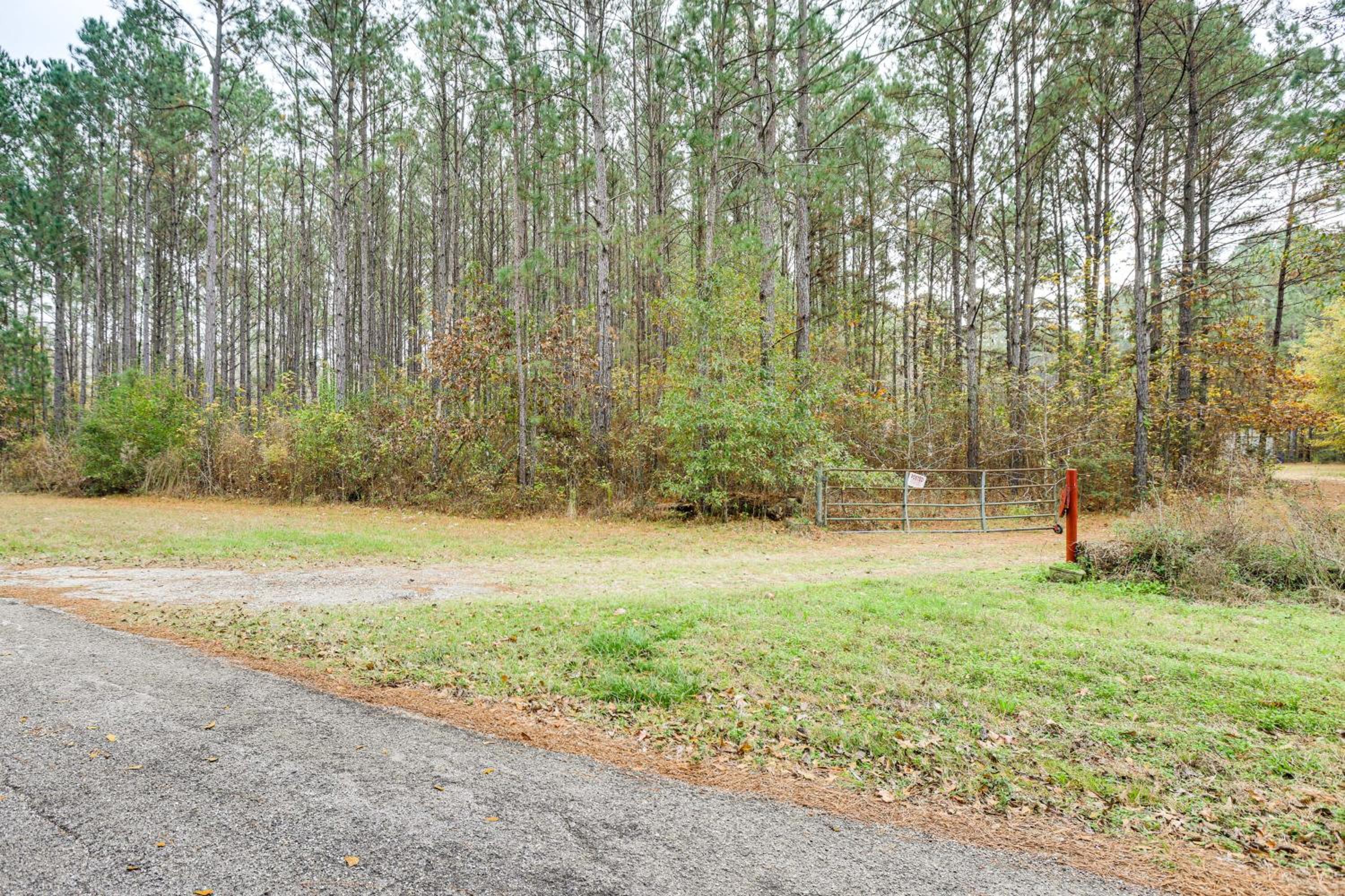 Hike, Bike and Boat Peaceful Piney Woods Home!