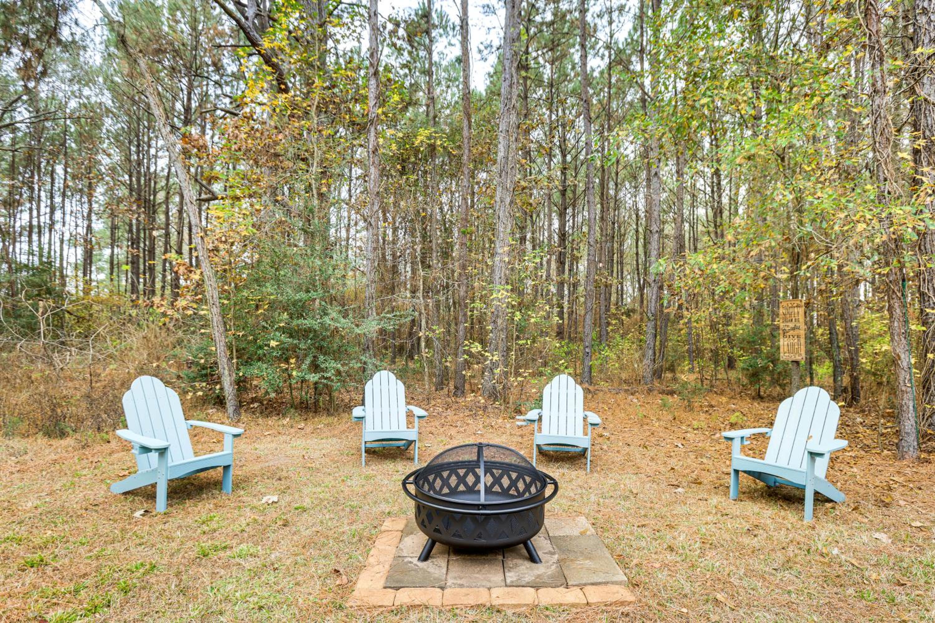Hike, Bike and Boat Peaceful Piney Woods Home!