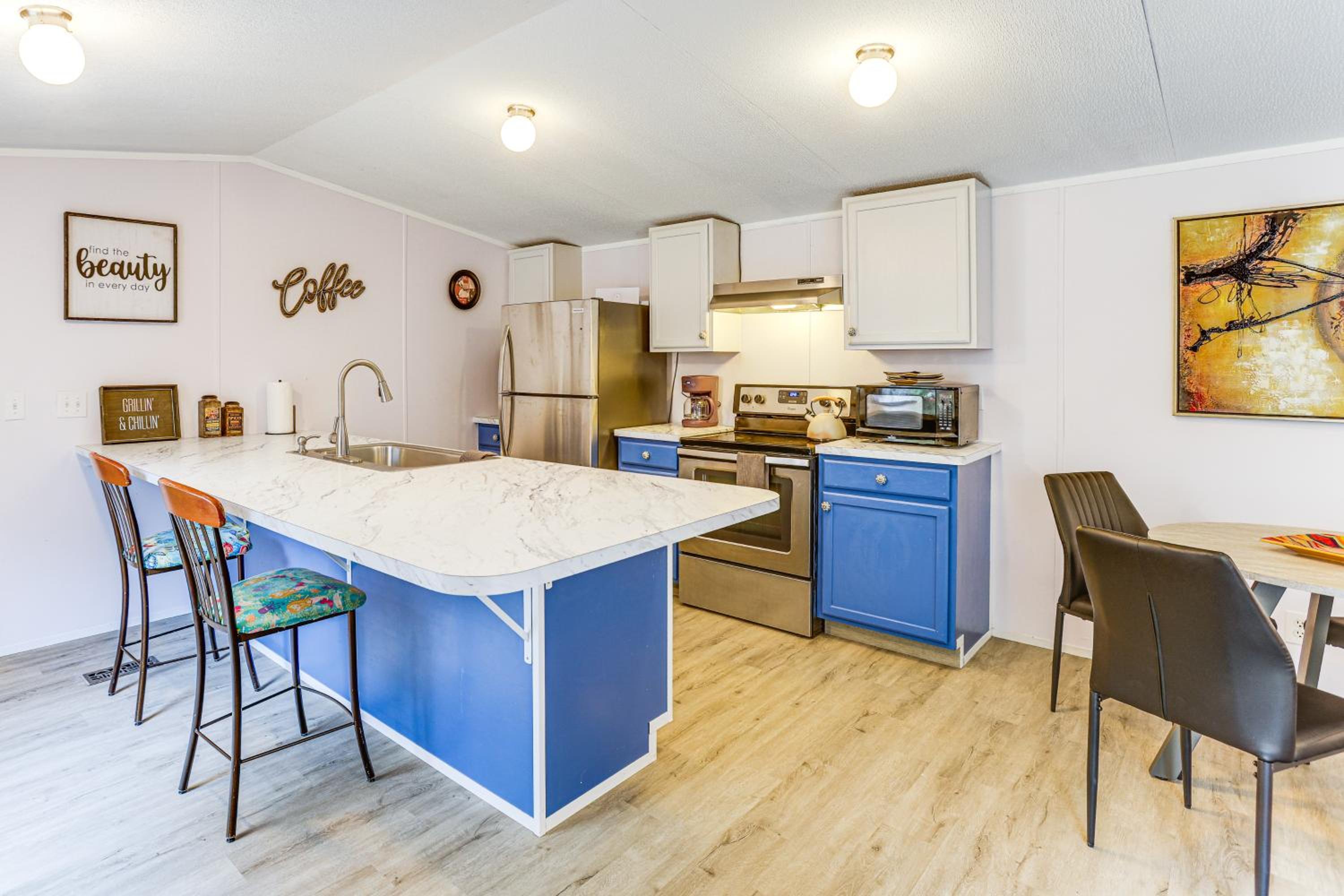 Hike, Bike and Boat Peaceful Piney Woods Home!