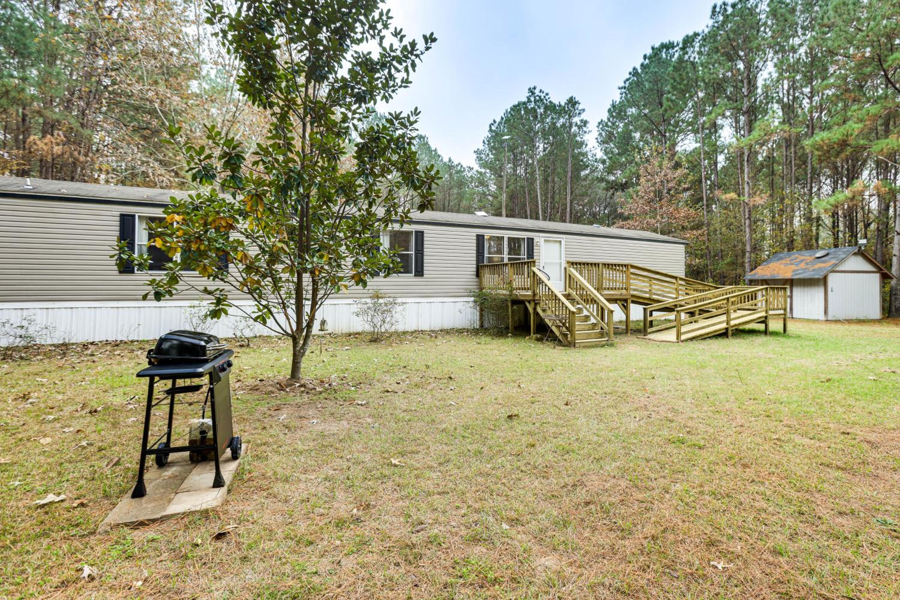 Hike, Bike and Boat Peaceful Piney Woods Home!