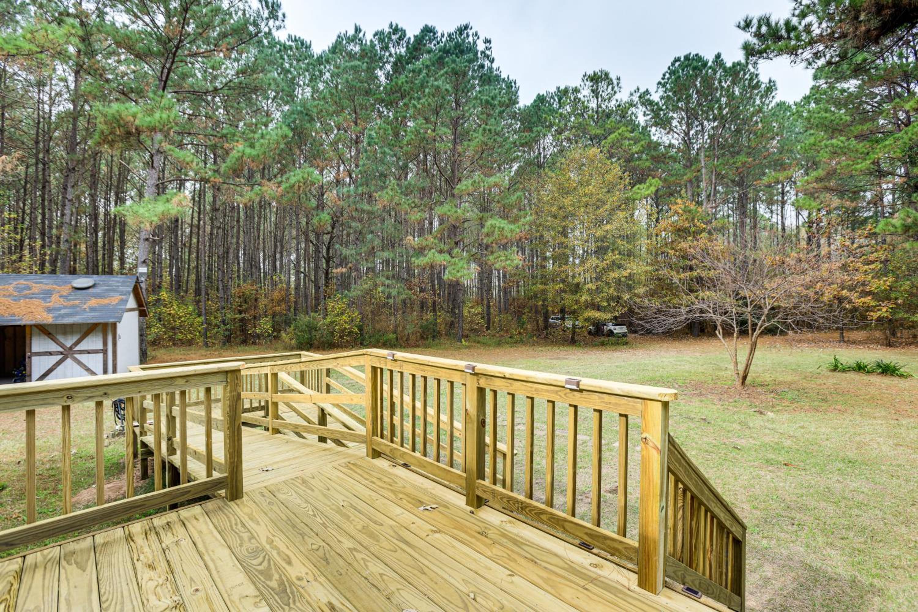 Hike, Bike and Boat Peaceful Piney Woods Home!