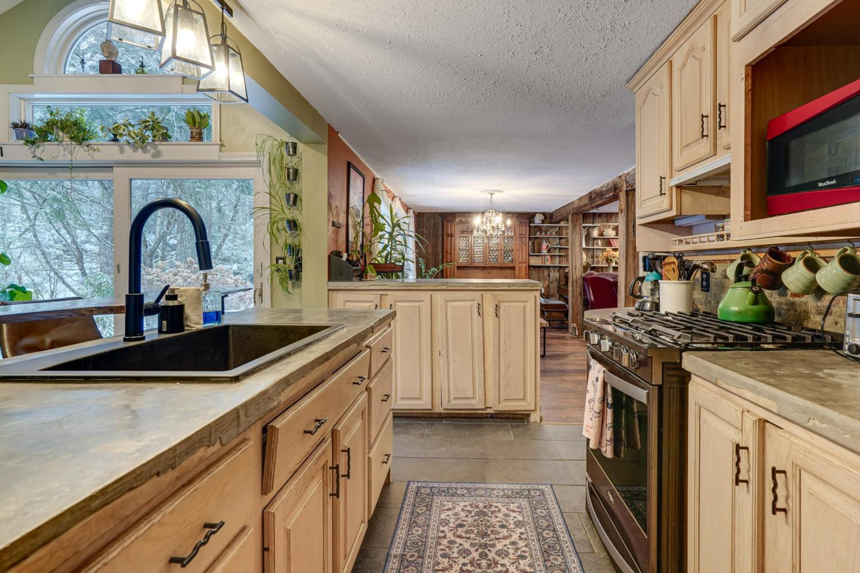 3 Mi to Mount Snow Spacious West Dover Home