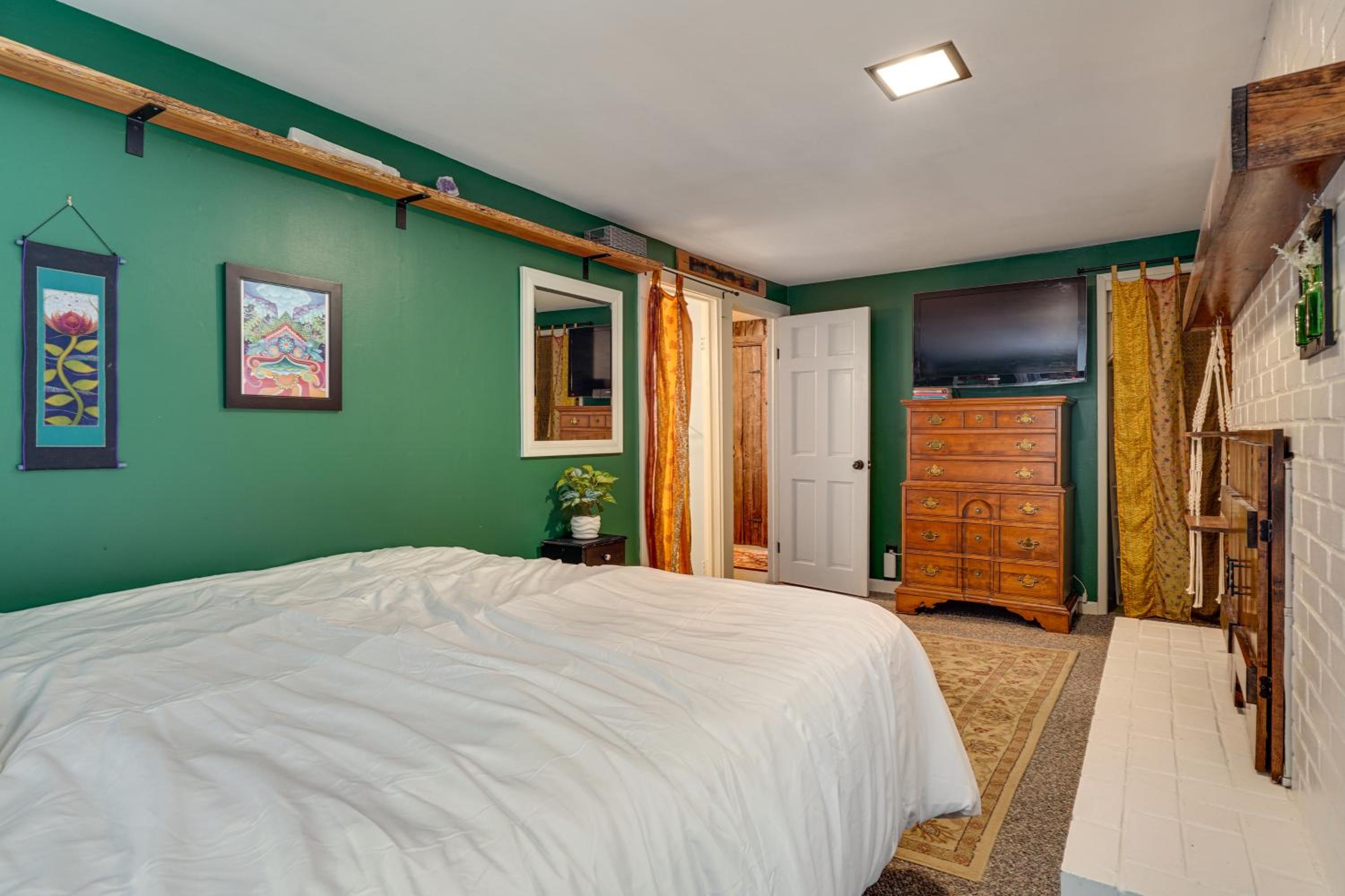 3 Mi to Mount Snow Spacious West Dover Home
