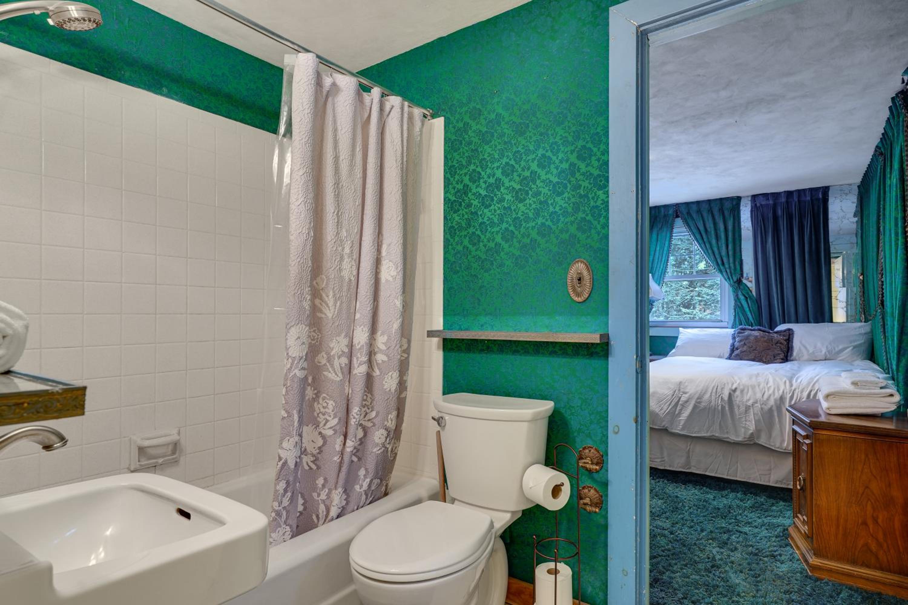 3 Mi to Mount Snow Spacious West Dover Home