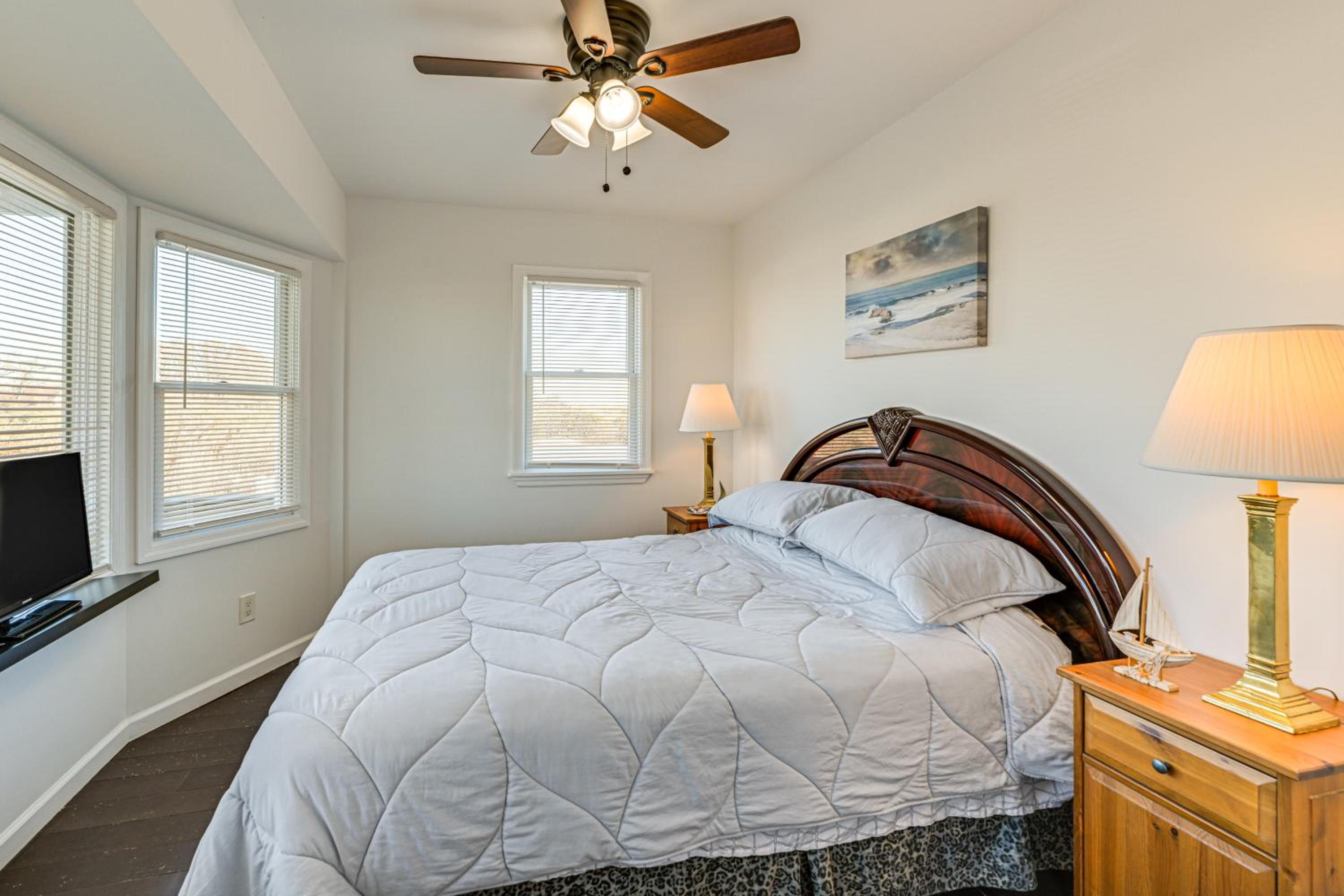 1 Block to Bellport Bay! Scenic Hamptons Hideaway