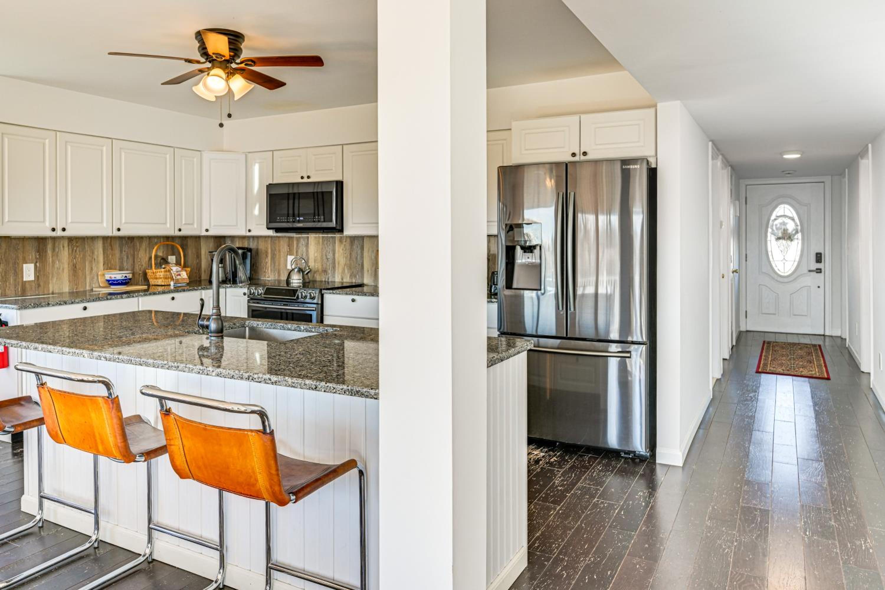 1 Block to Bellport Bay! Scenic Hamptons Hideaway