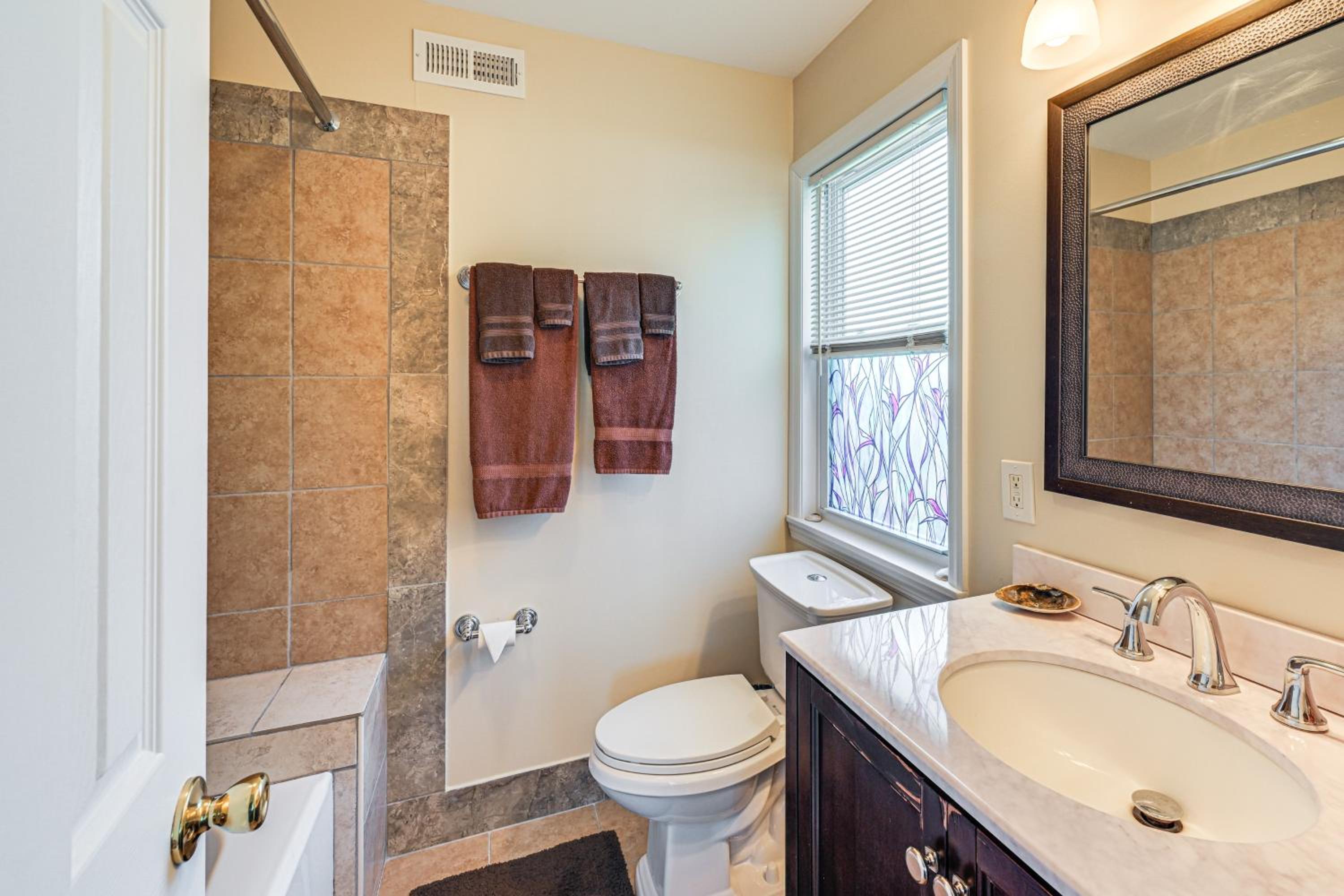 1 Block to Bellport Bay! Scenic Hamptons Hideaway