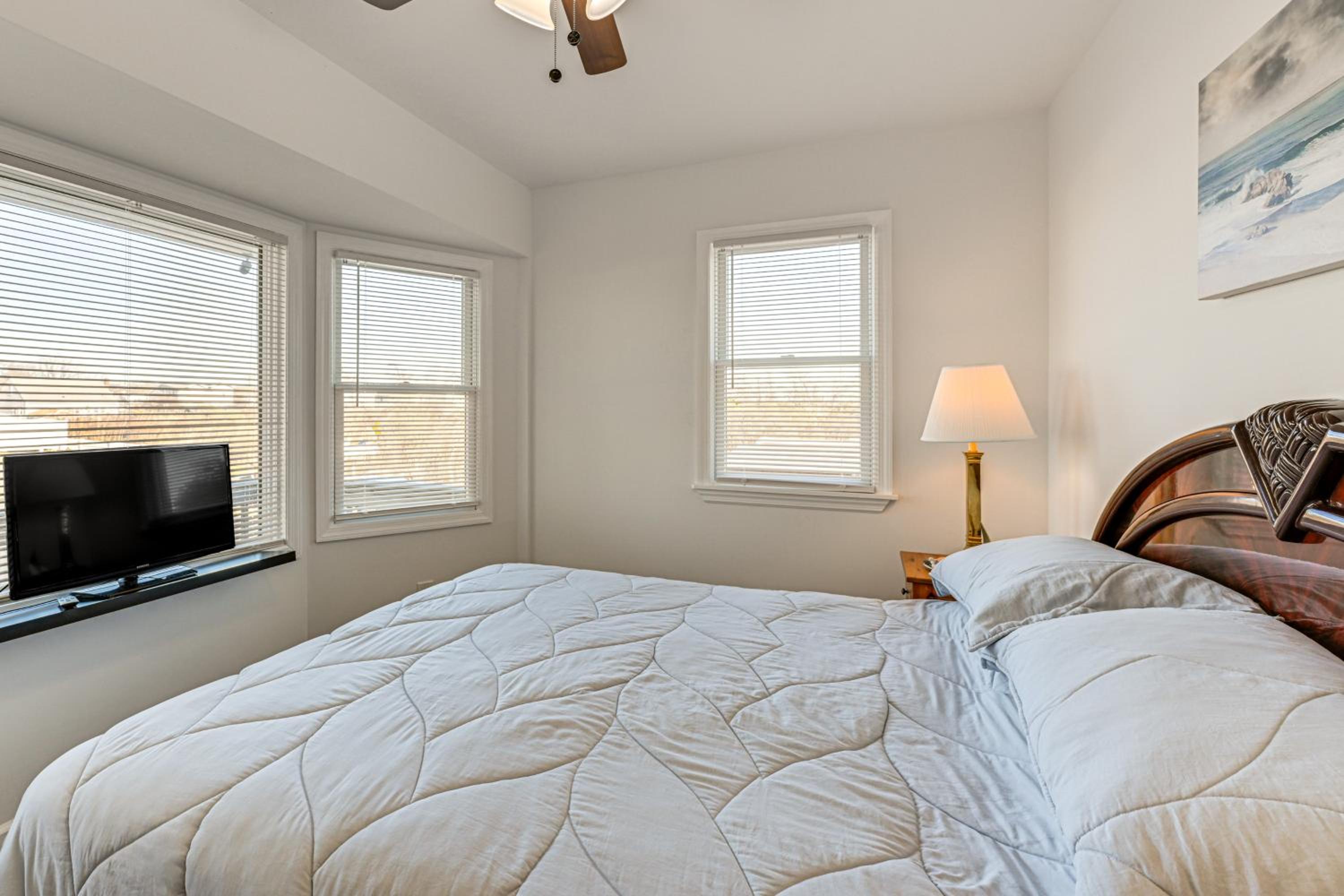 1 Block to Bellport Bay! Scenic Hamptons Hideaway