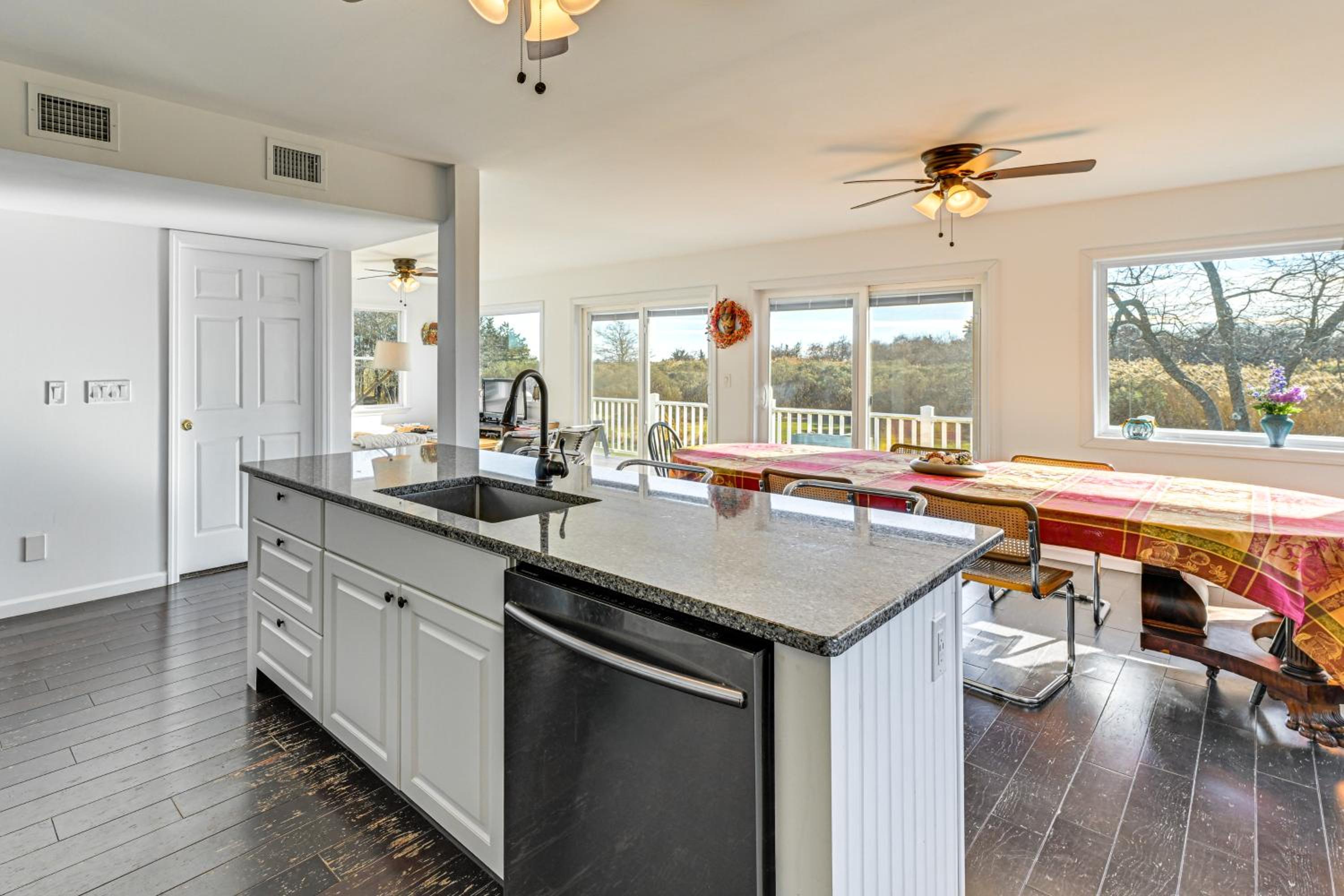 1 Block to Bellport Bay! Scenic Hamptons Hideaway