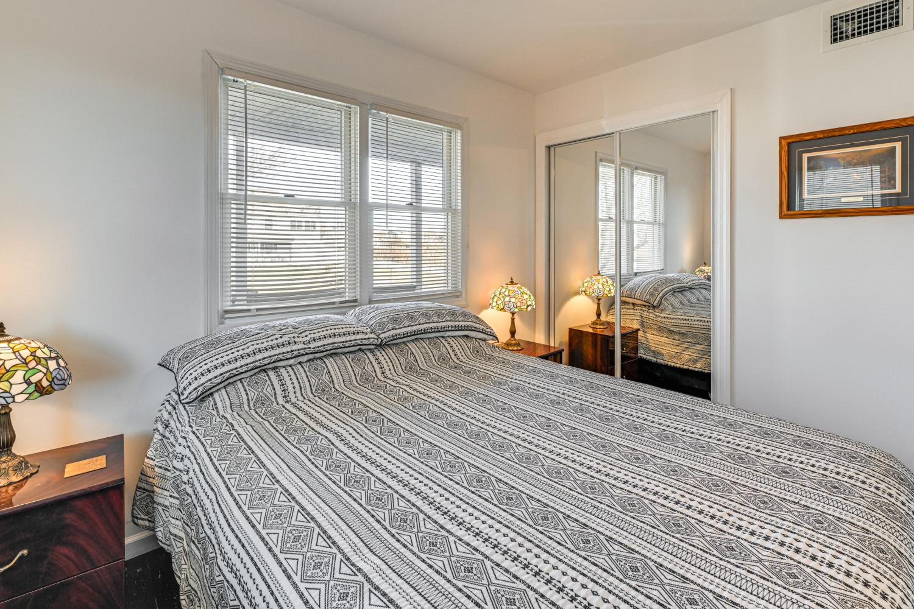 1 Block to Bellport Bay! Scenic Hamptons Hideaway