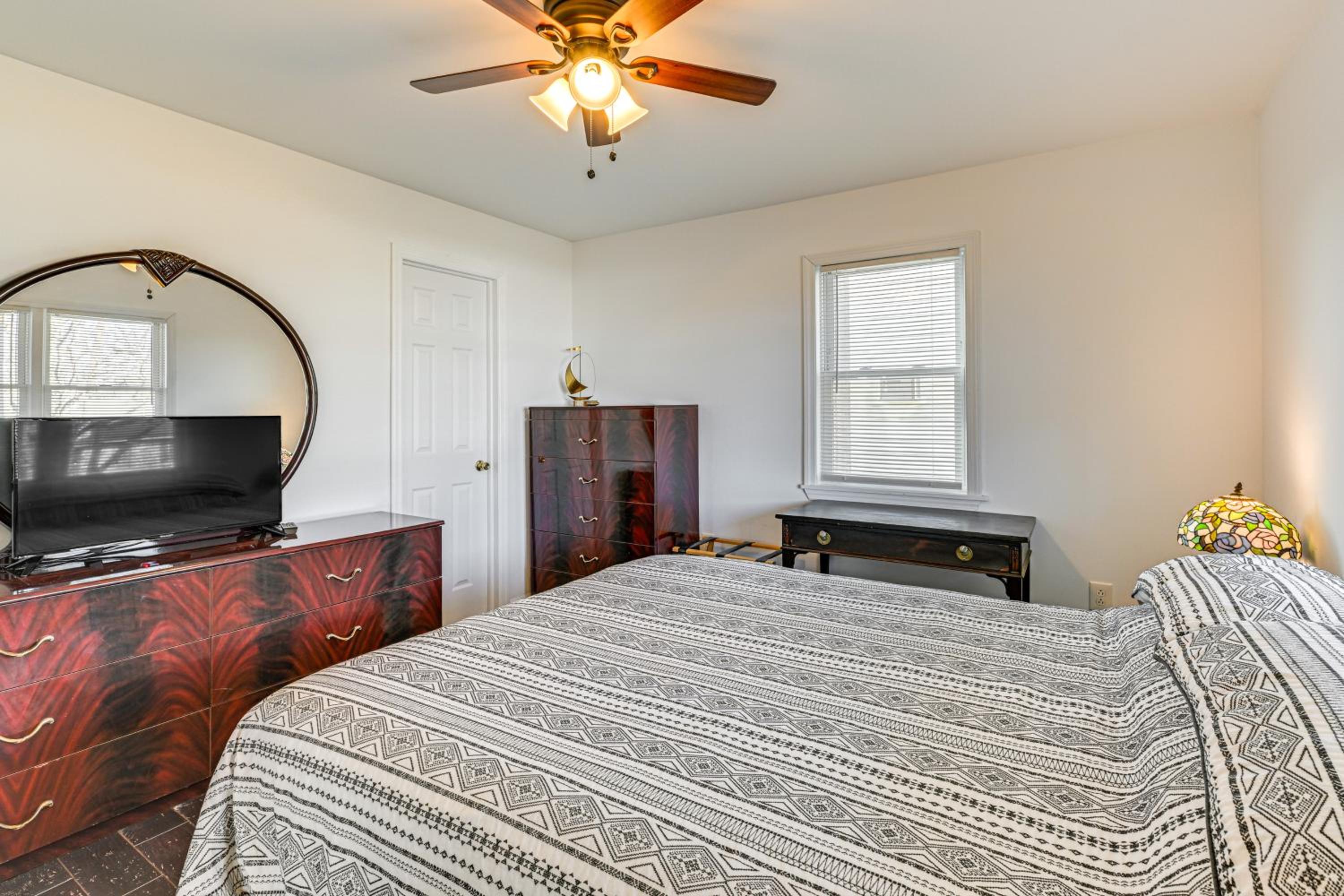 1 Block to Bellport Bay! Scenic Hamptons Hideaway