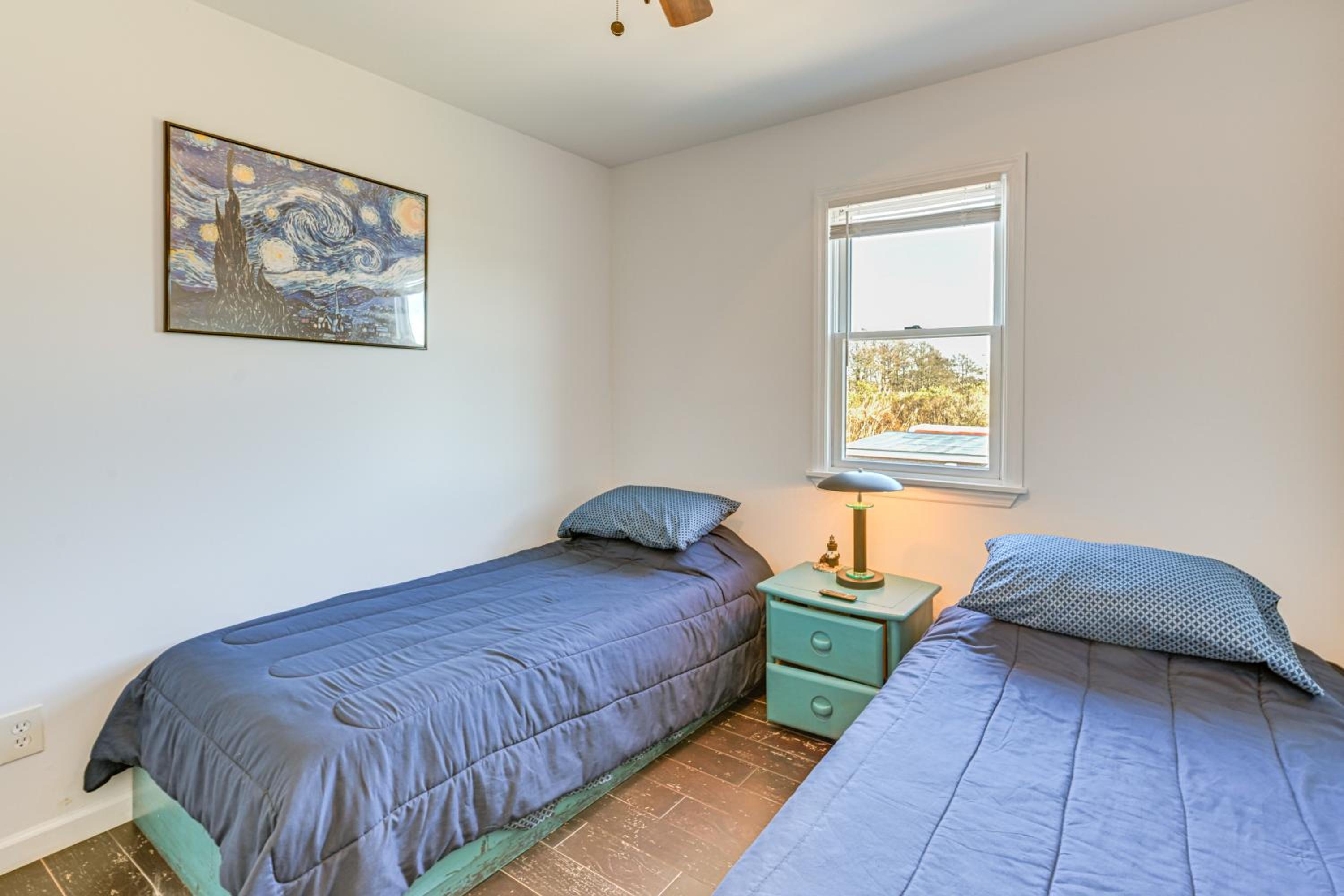 1 Block to Bellport Bay! Scenic Hamptons Hideaway