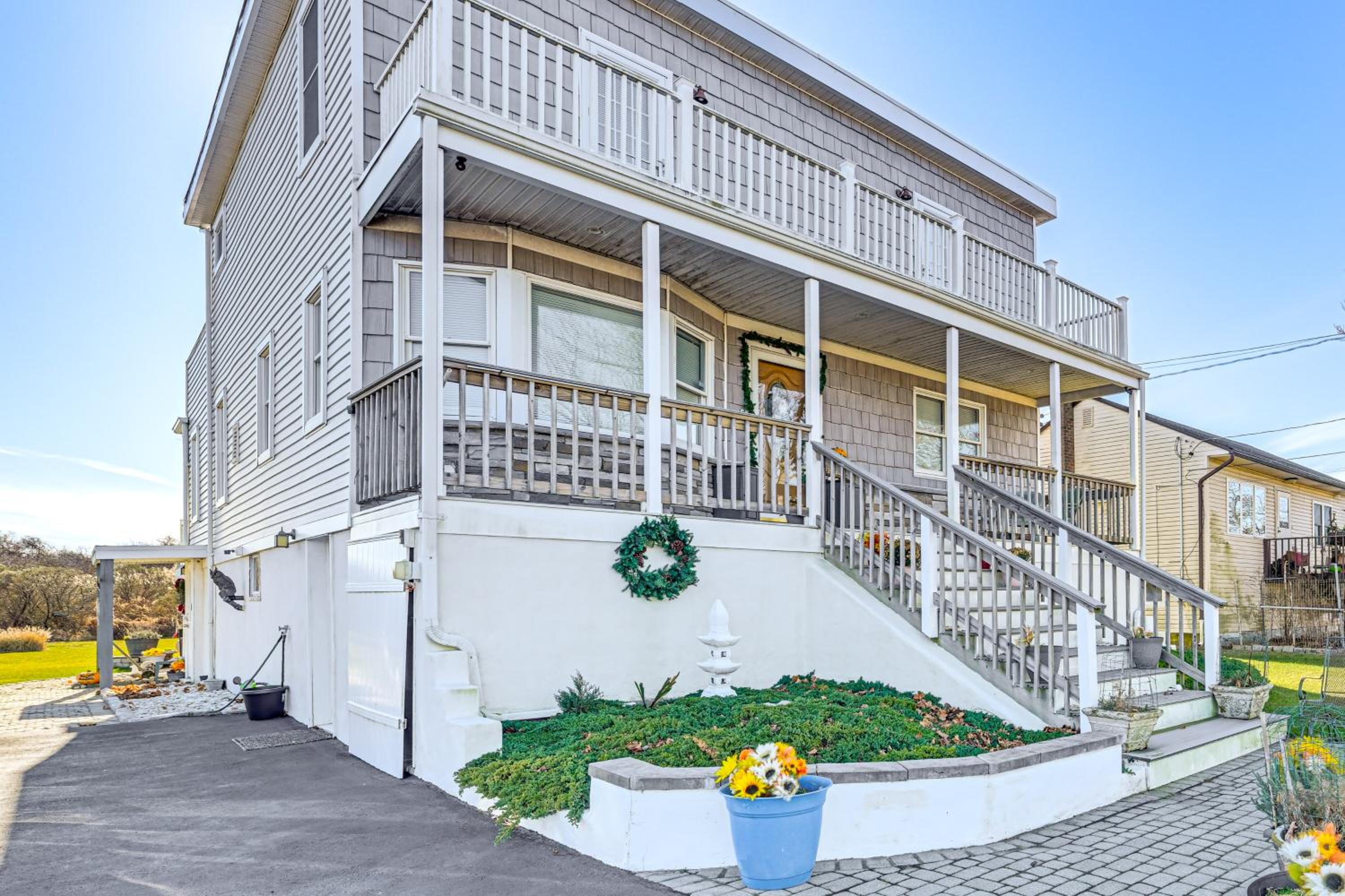 1 Block to Bellport Bay! Scenic Hamptons Hideaway