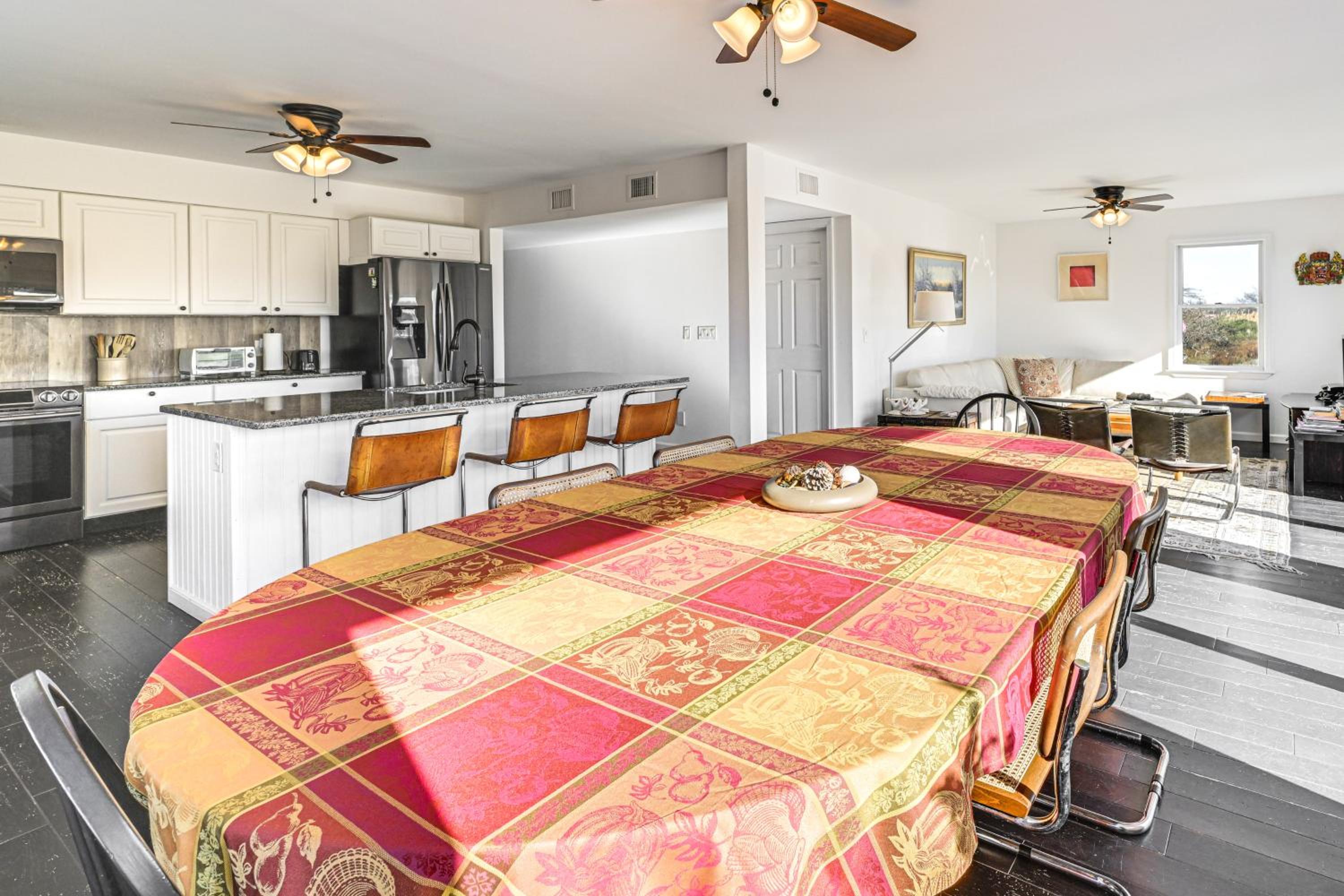 1 Block to Bellport Bay! Scenic Hamptons Hideaway
