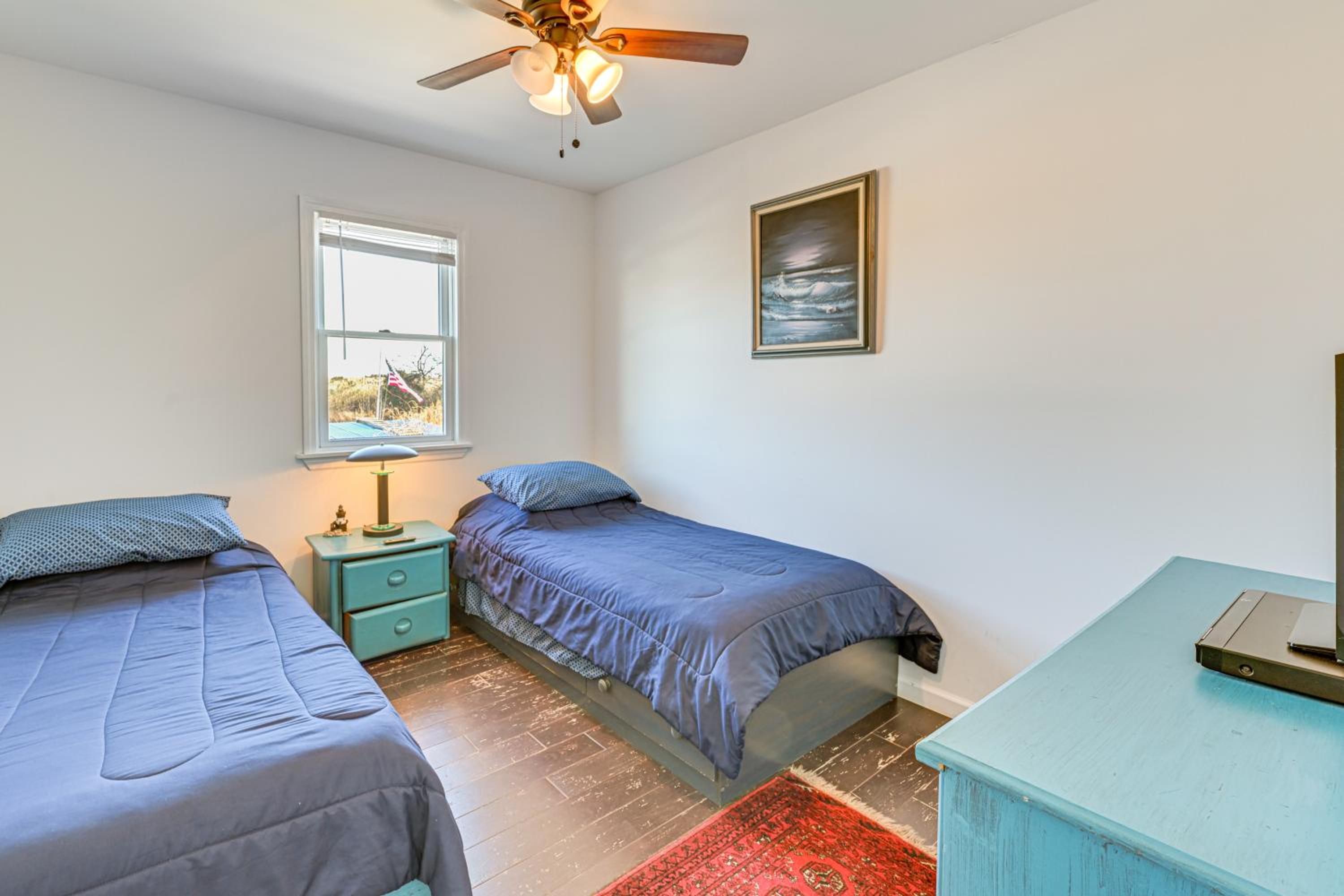 1 Block to Bellport Bay! Scenic Hamptons Hideaway