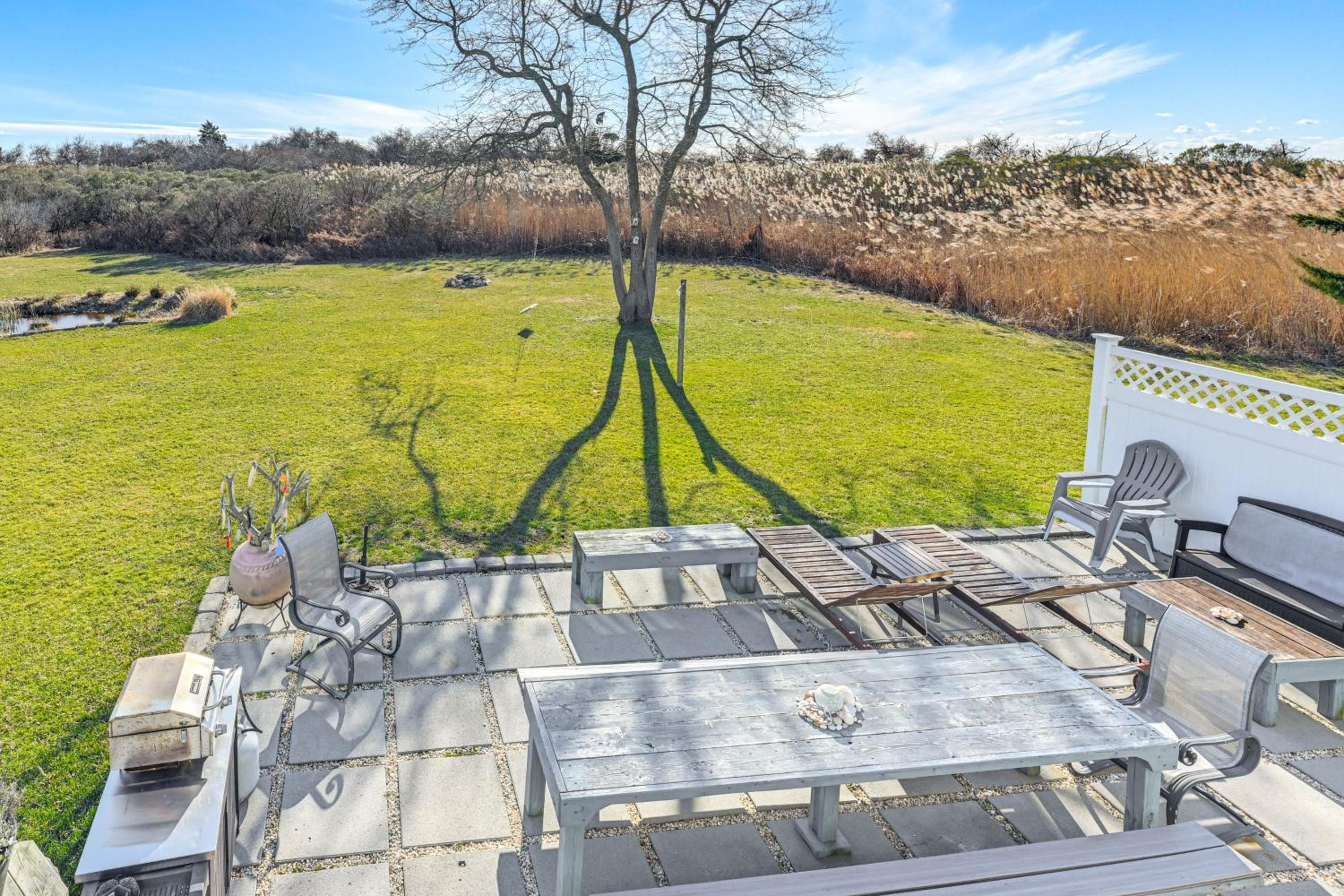 1 Block to Bellport Bay! Scenic Hamptons Hideaway