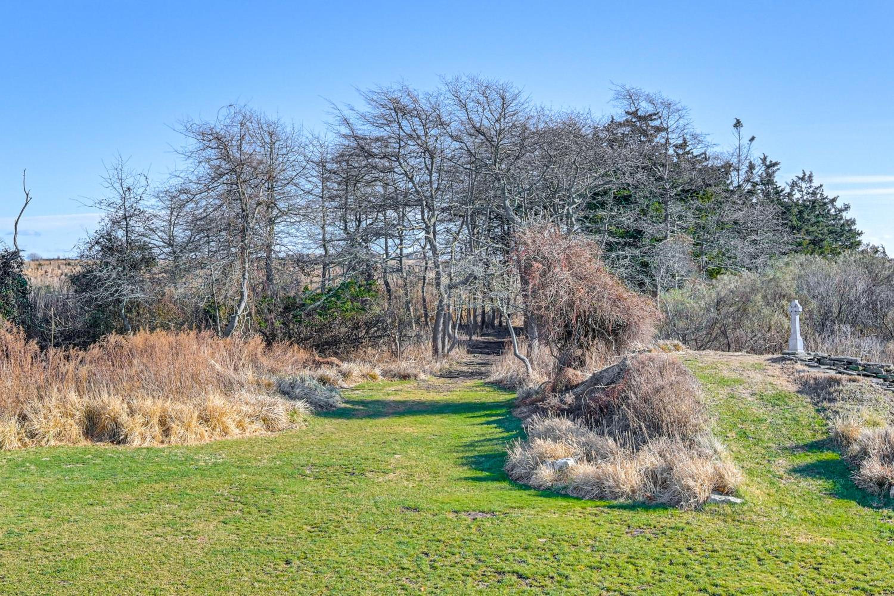 1 Block to Bellport Bay! Scenic Hamptons Hideaway