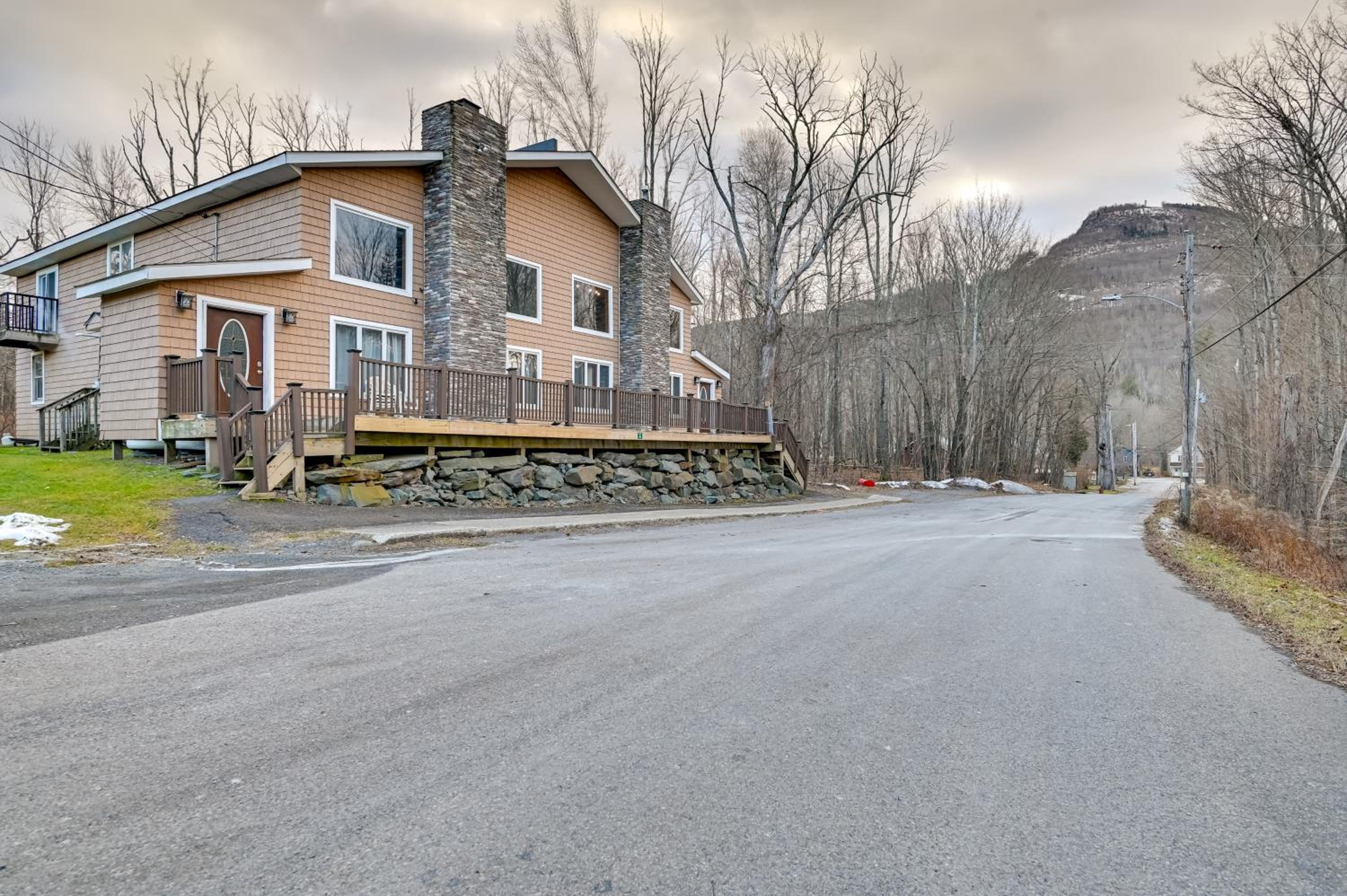 Walk to Hunter Village! Family Ski Retreat with Deck