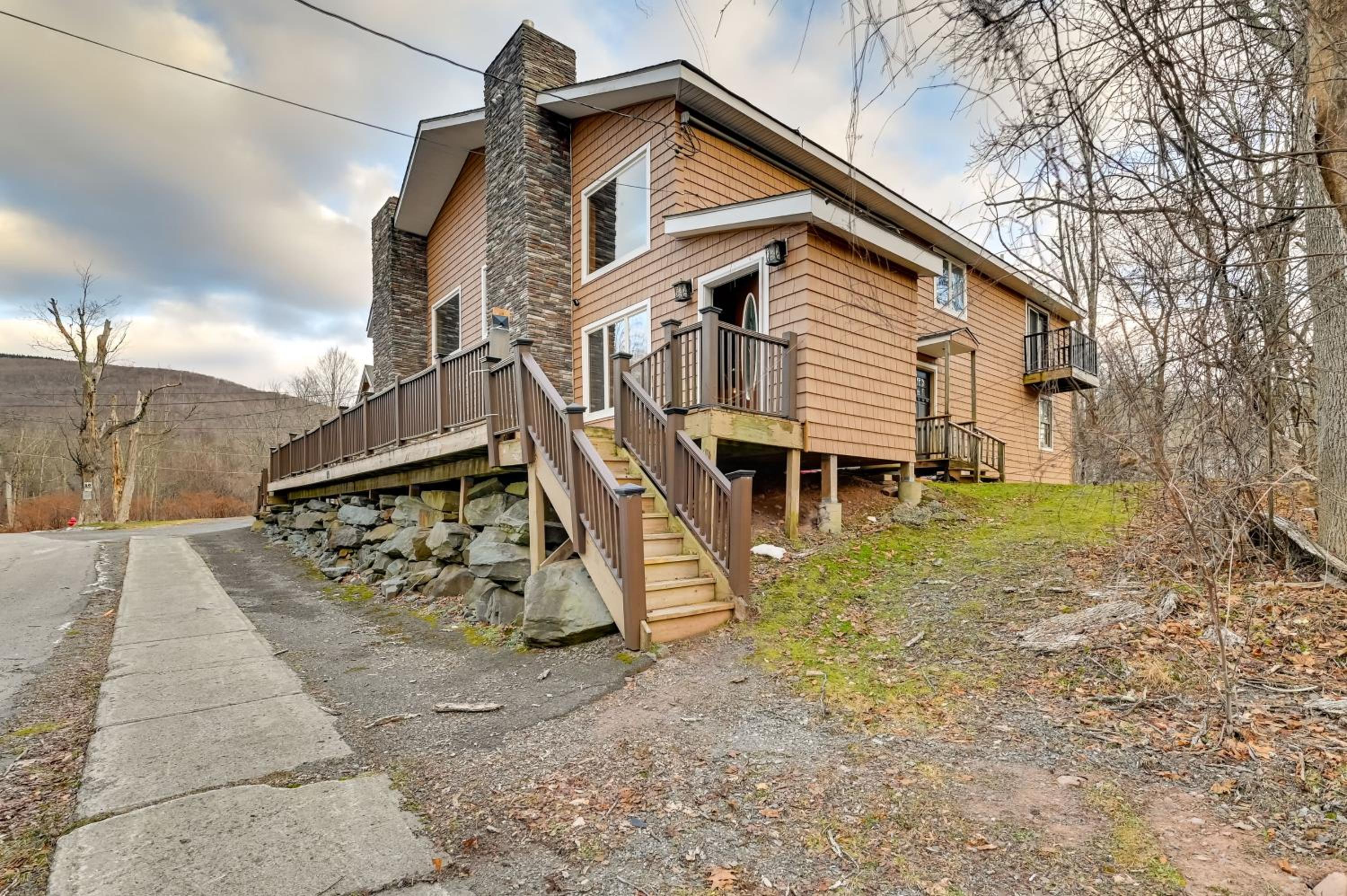 Walk to Hunter Village! Family Ski Retreat with Deck