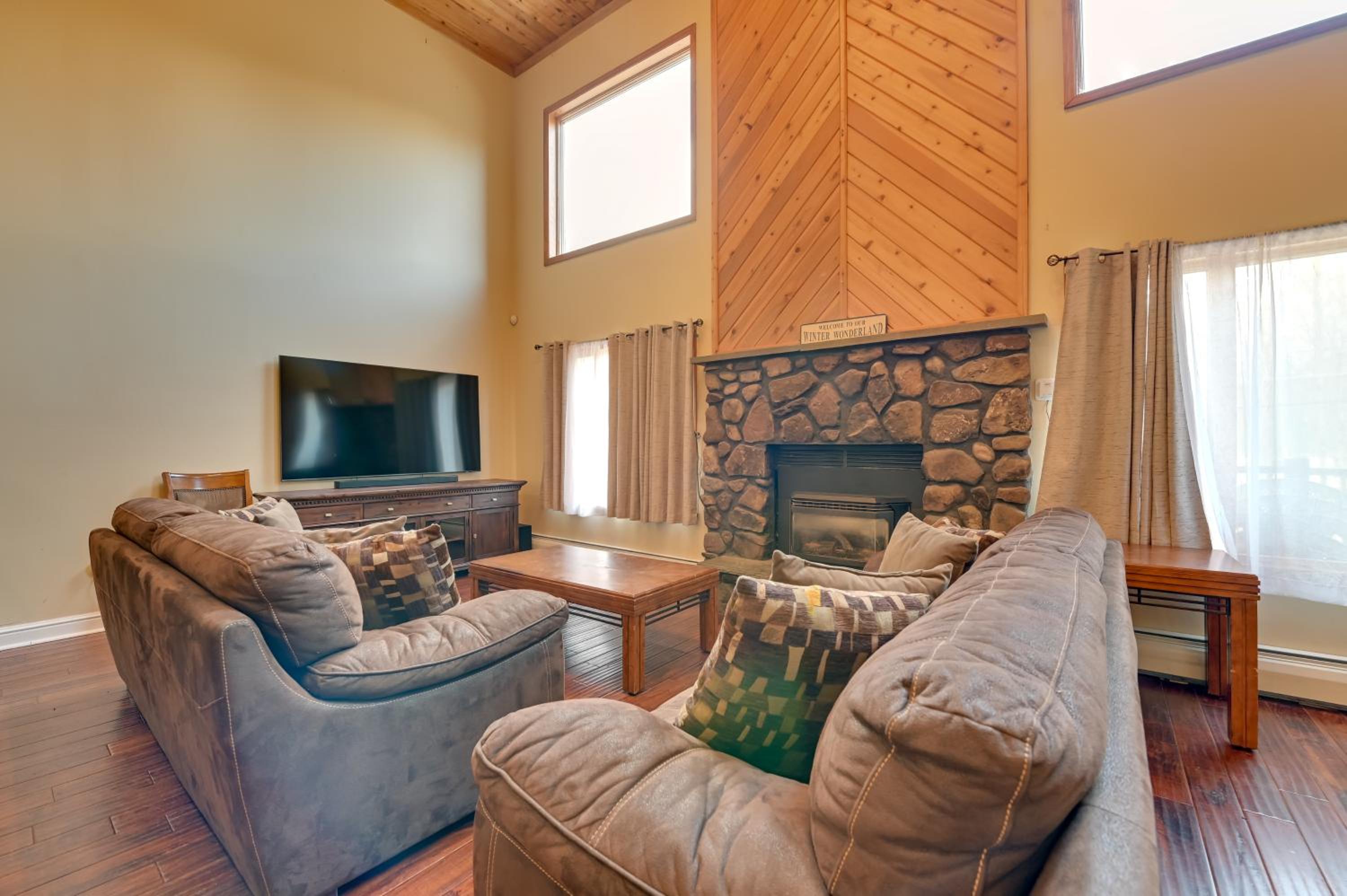 Less Than 1 Mi to Hunter Mtn Skiing Family-Friendly Stay!