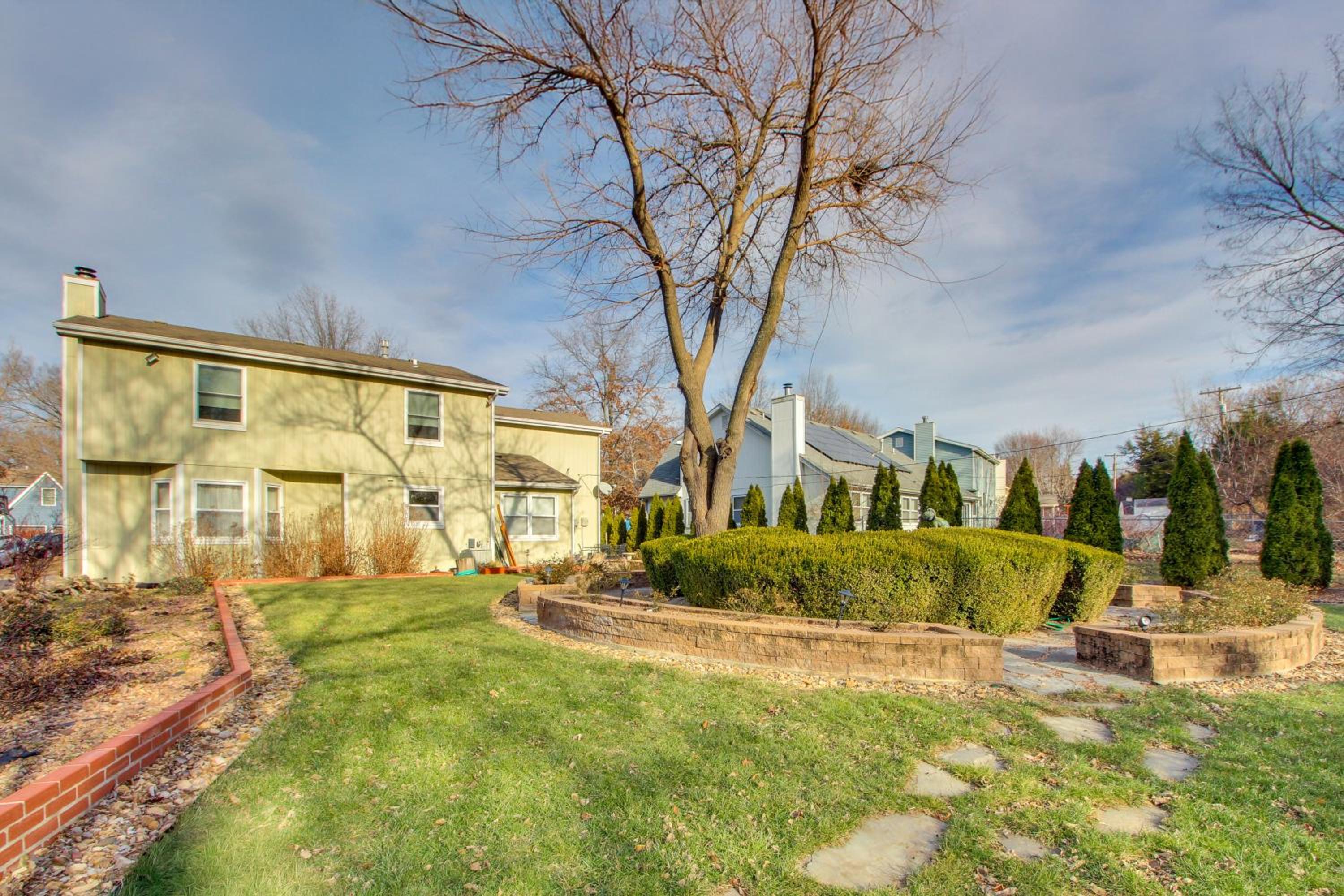 2 Mi to KU Campus Group Getaway with Patio and Garden
