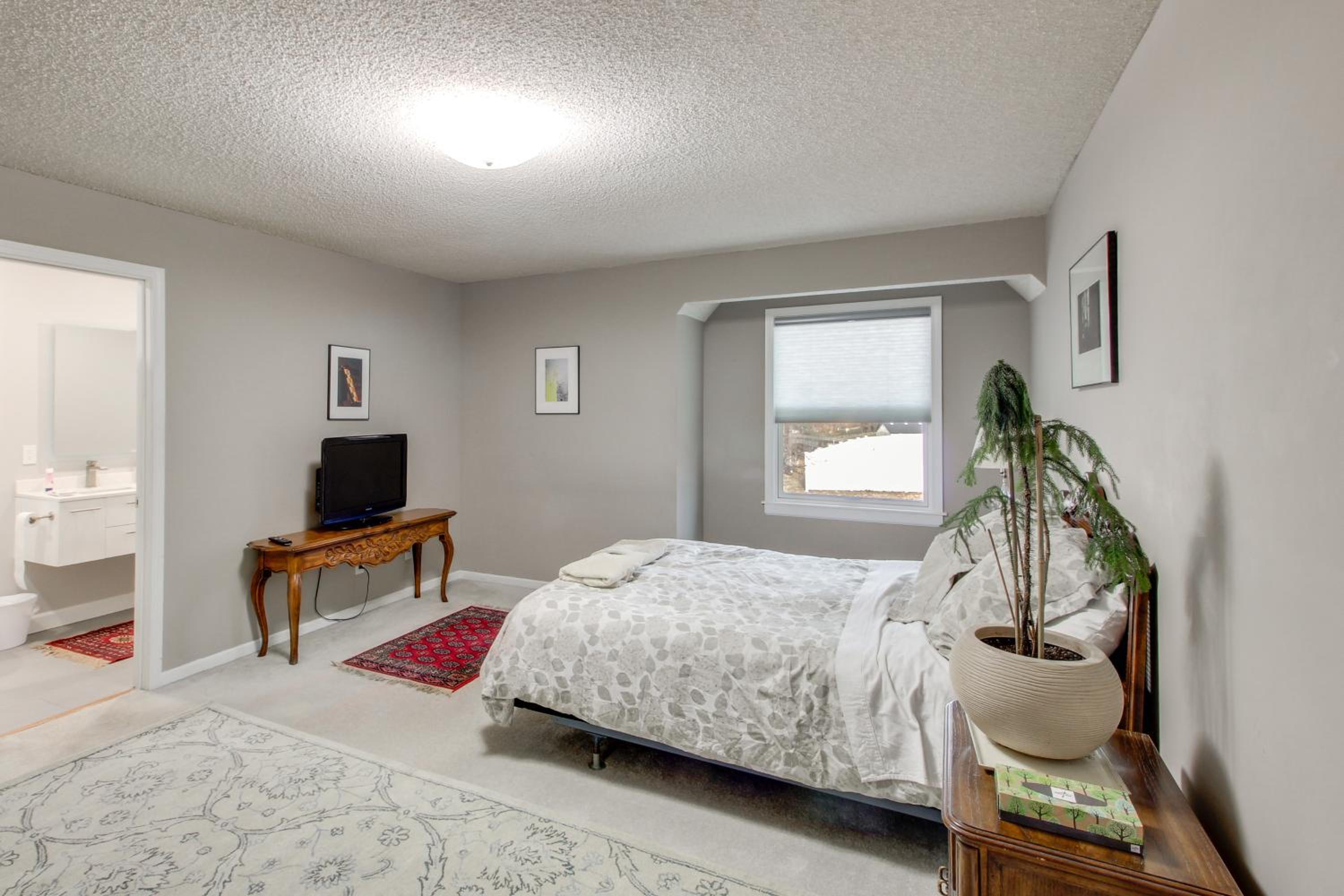 2 Mi to KU Campus Group Getaway with Patio and Garden
