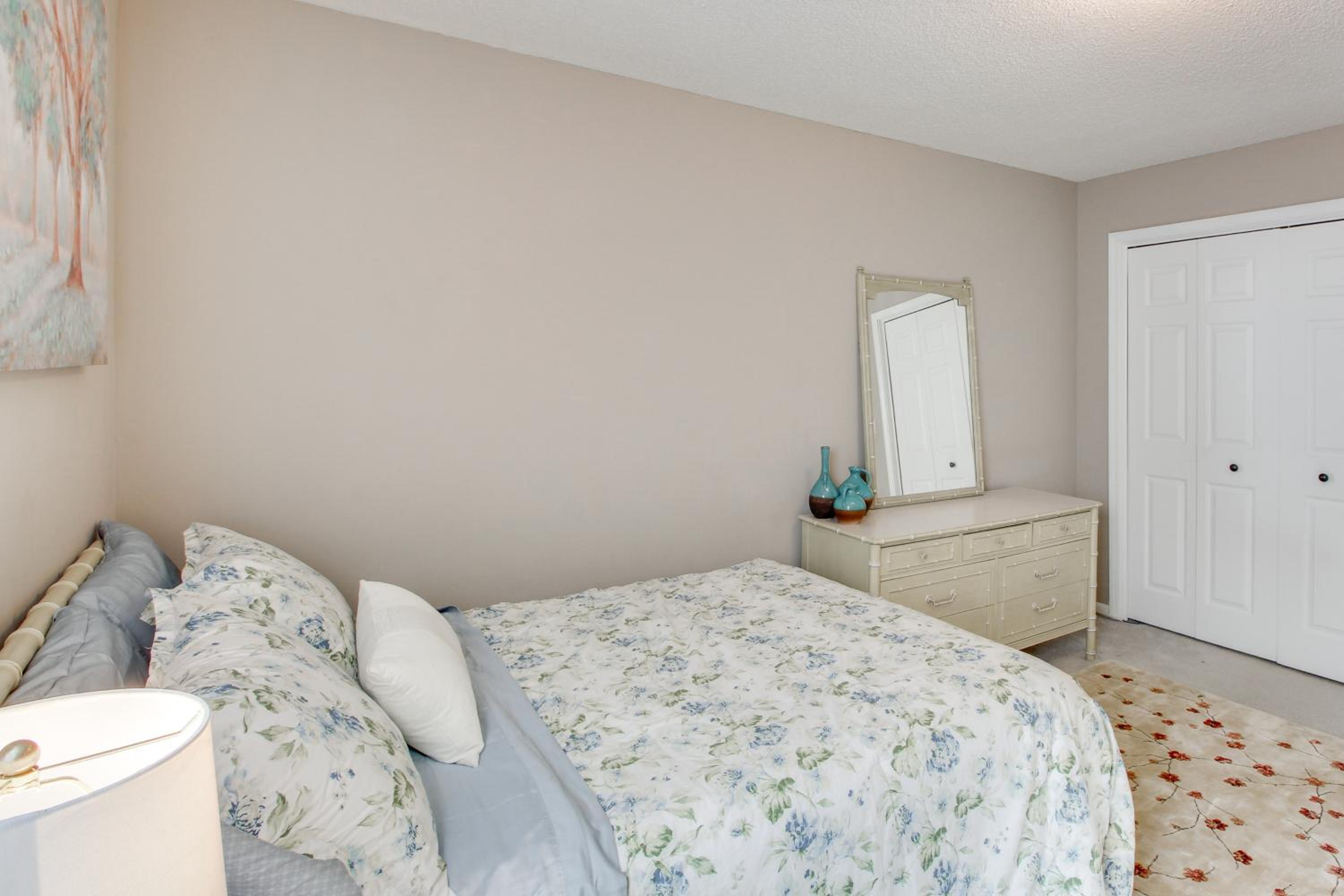 2 Mi to KU Campus Group Getaway with Patio and Garden