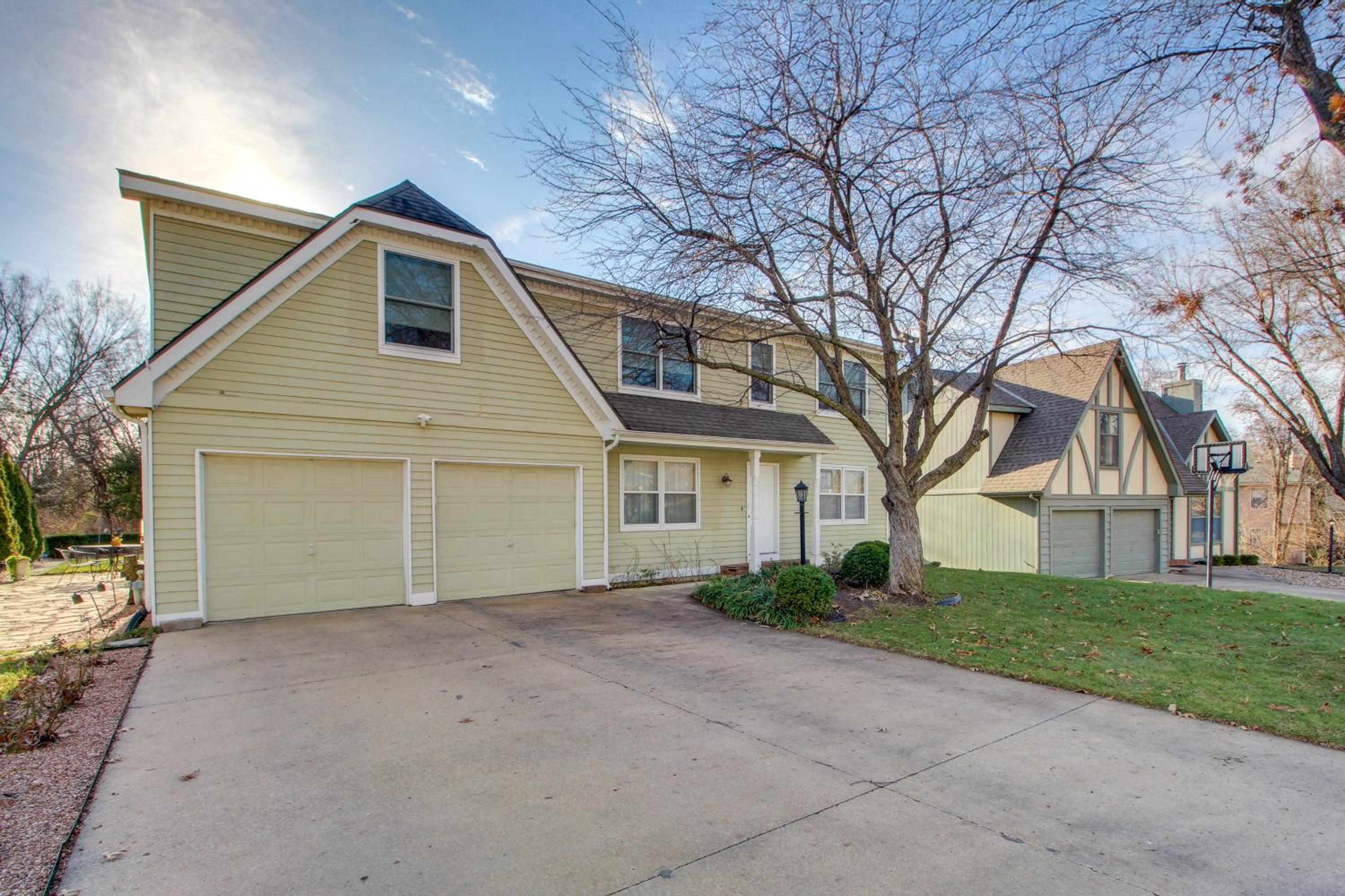2 Mi to KU Campus Group Getaway with Patio and Garden