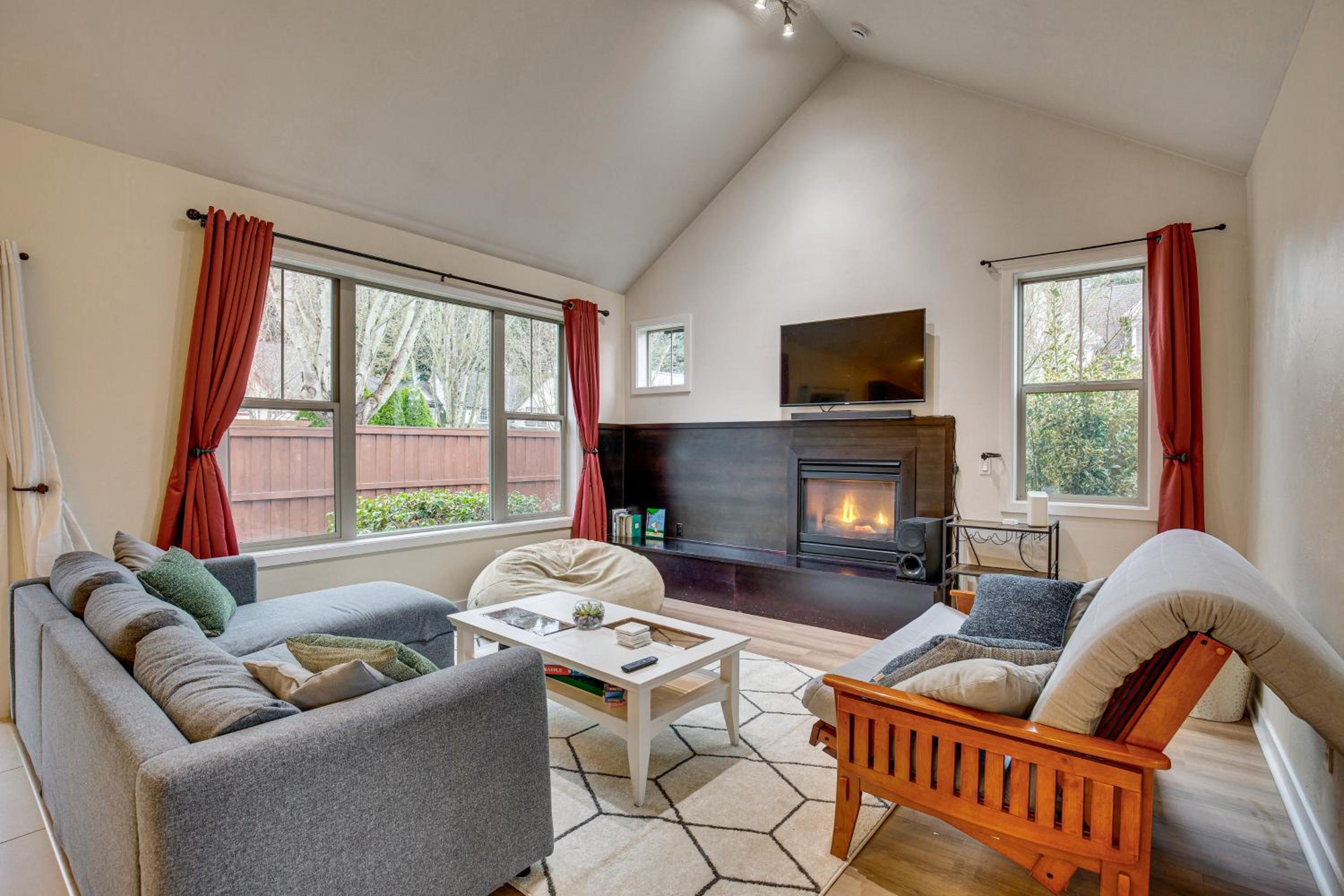 Walk to Autzen Stadium, 3 Mi to UO! Home with Patio