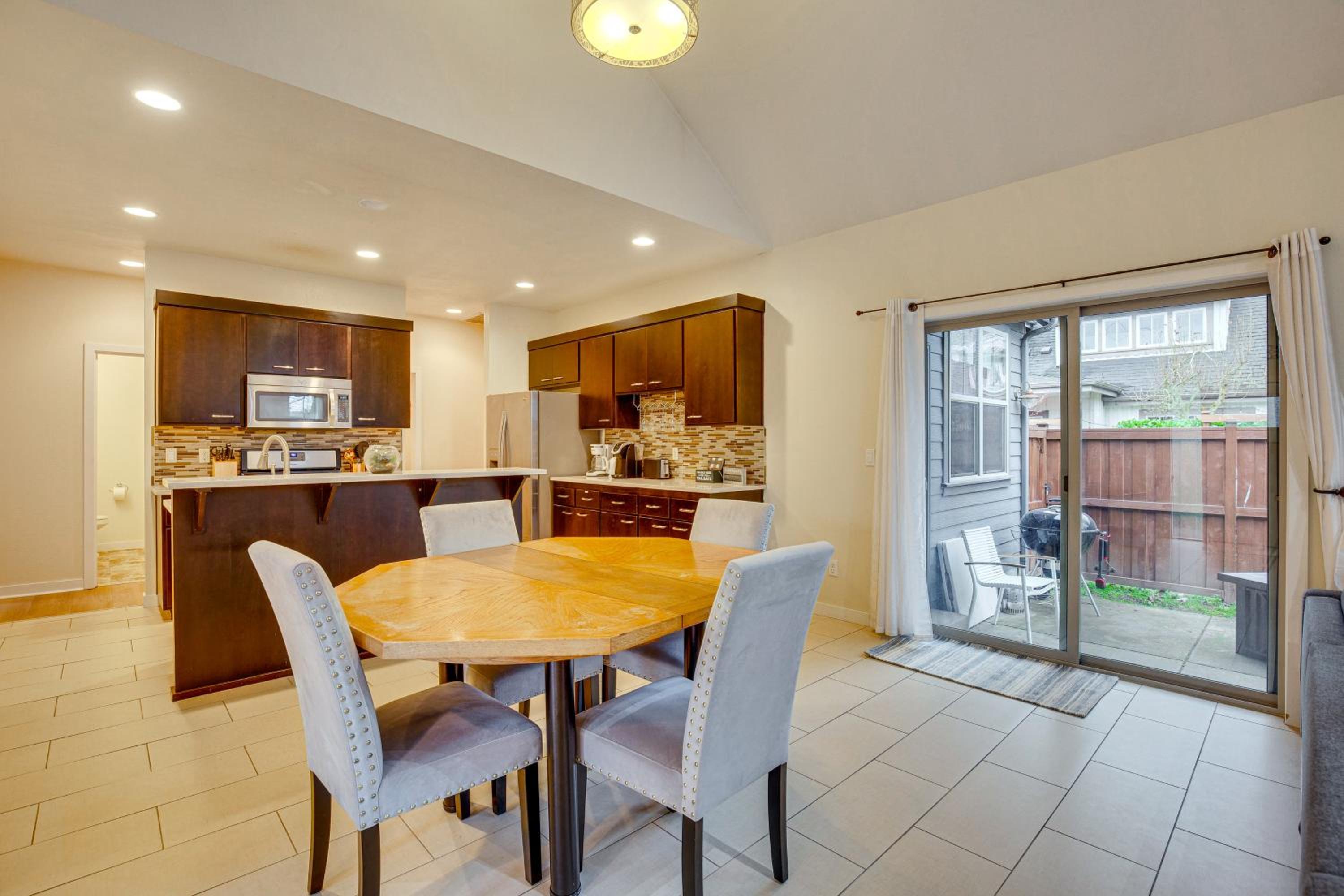 Walk to Autzen Stadium, 3 Mi to UO! Home with Patio