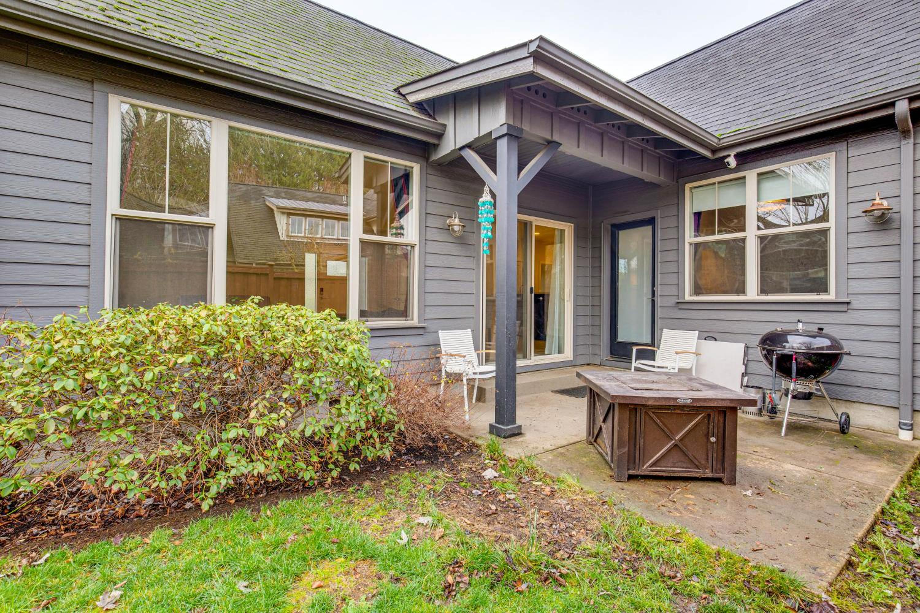 Walk to Autzen Stadium, 3 Mi to UO! Home with Patio