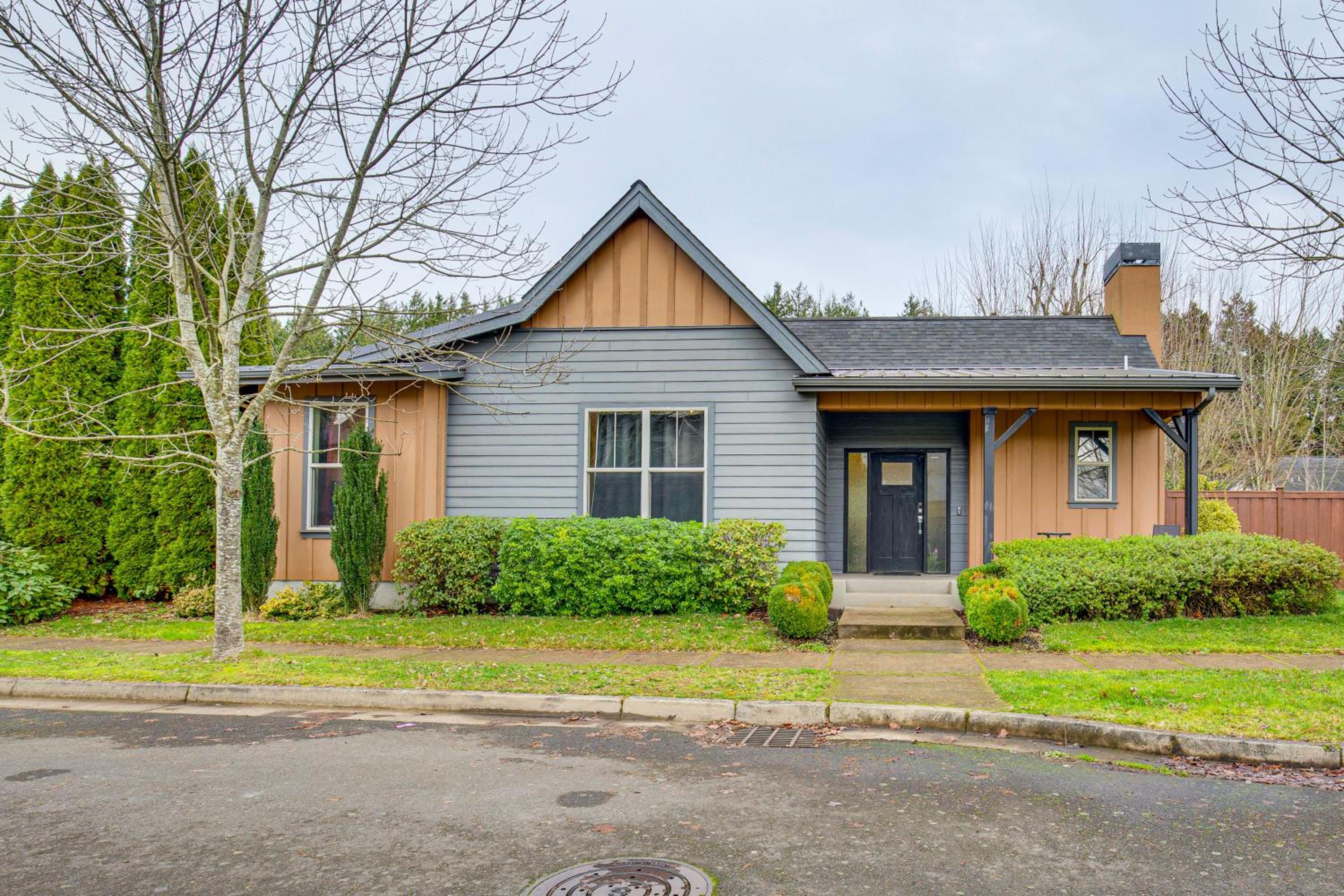 Walk to Autzen Stadium, 3 Mi to UO! Home with Patio
