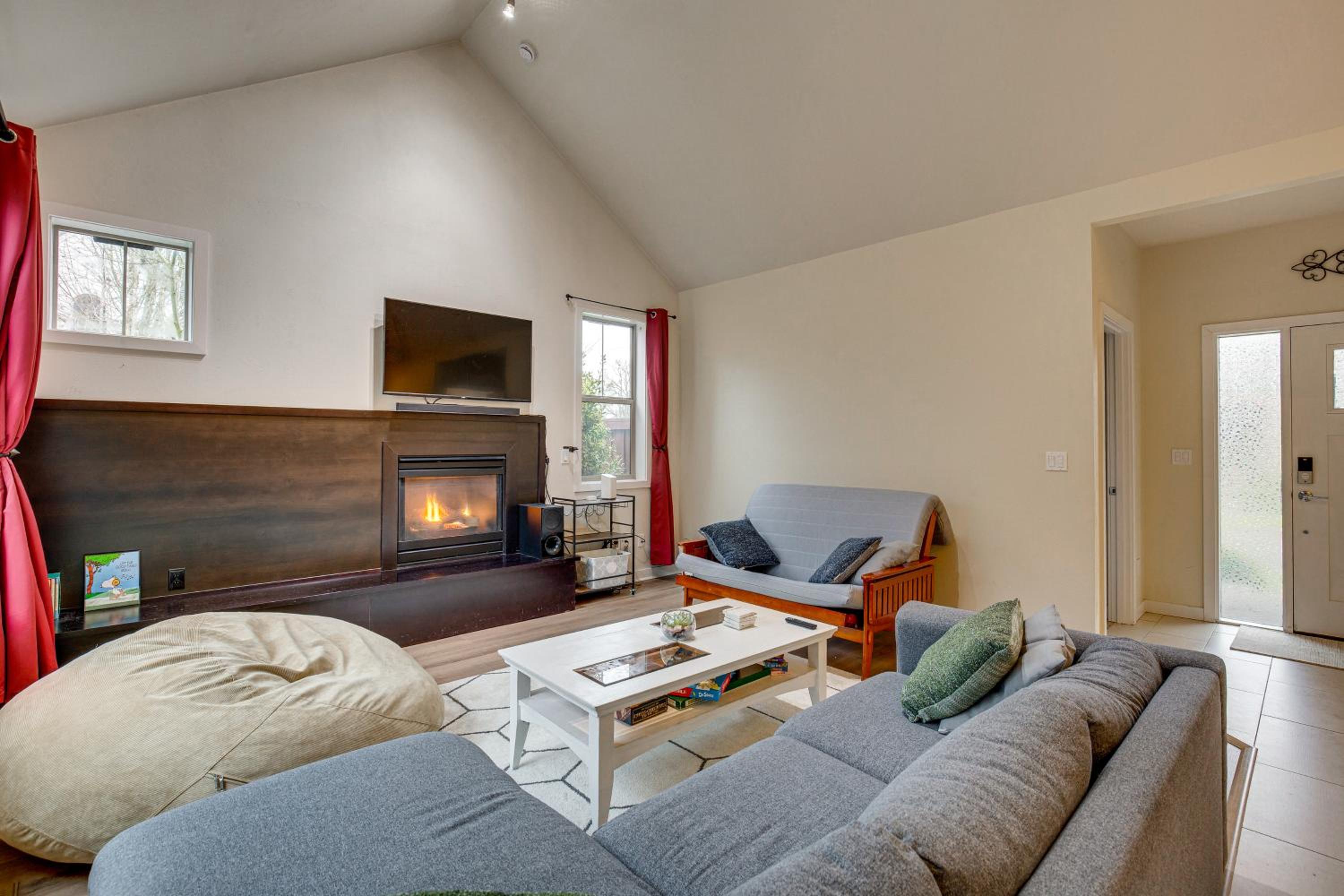 Walk to Autzen Stadium, 3 Mi to UO! Home with Patio
