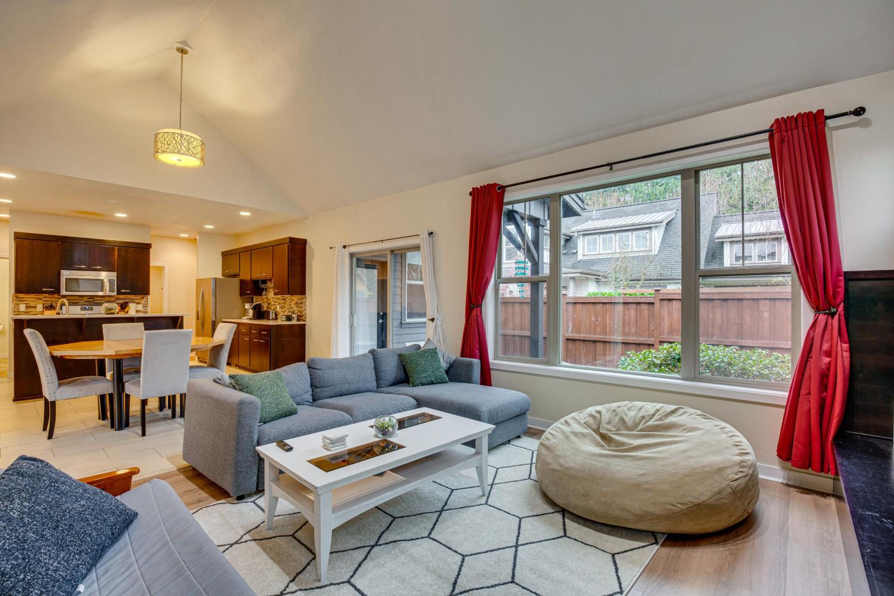 Walk to Autzen Stadium, 3 Mi to UO! Home with Patio