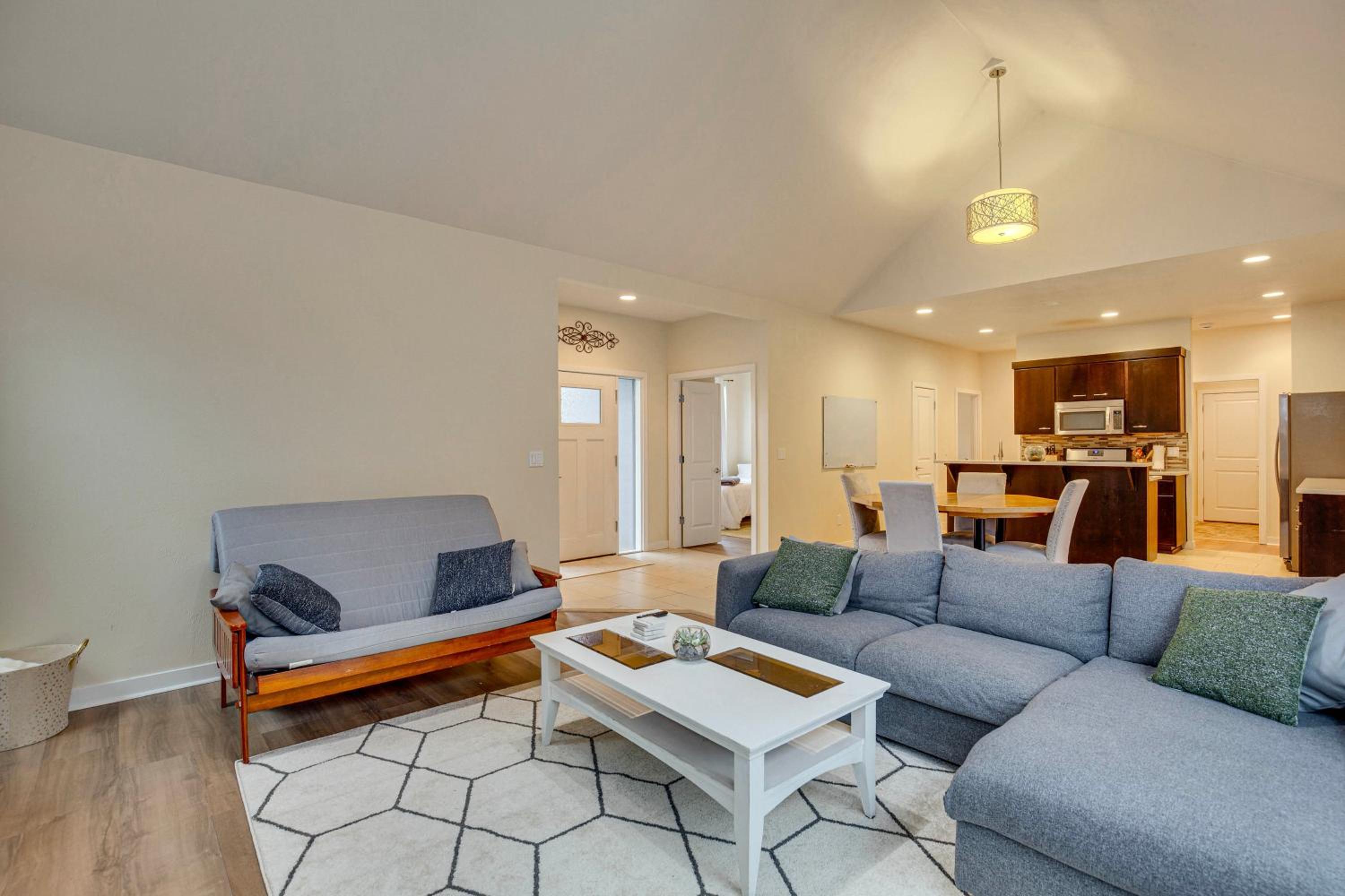 Walk to Autzen Stadium, 3 Mi to UO! Home with Patio