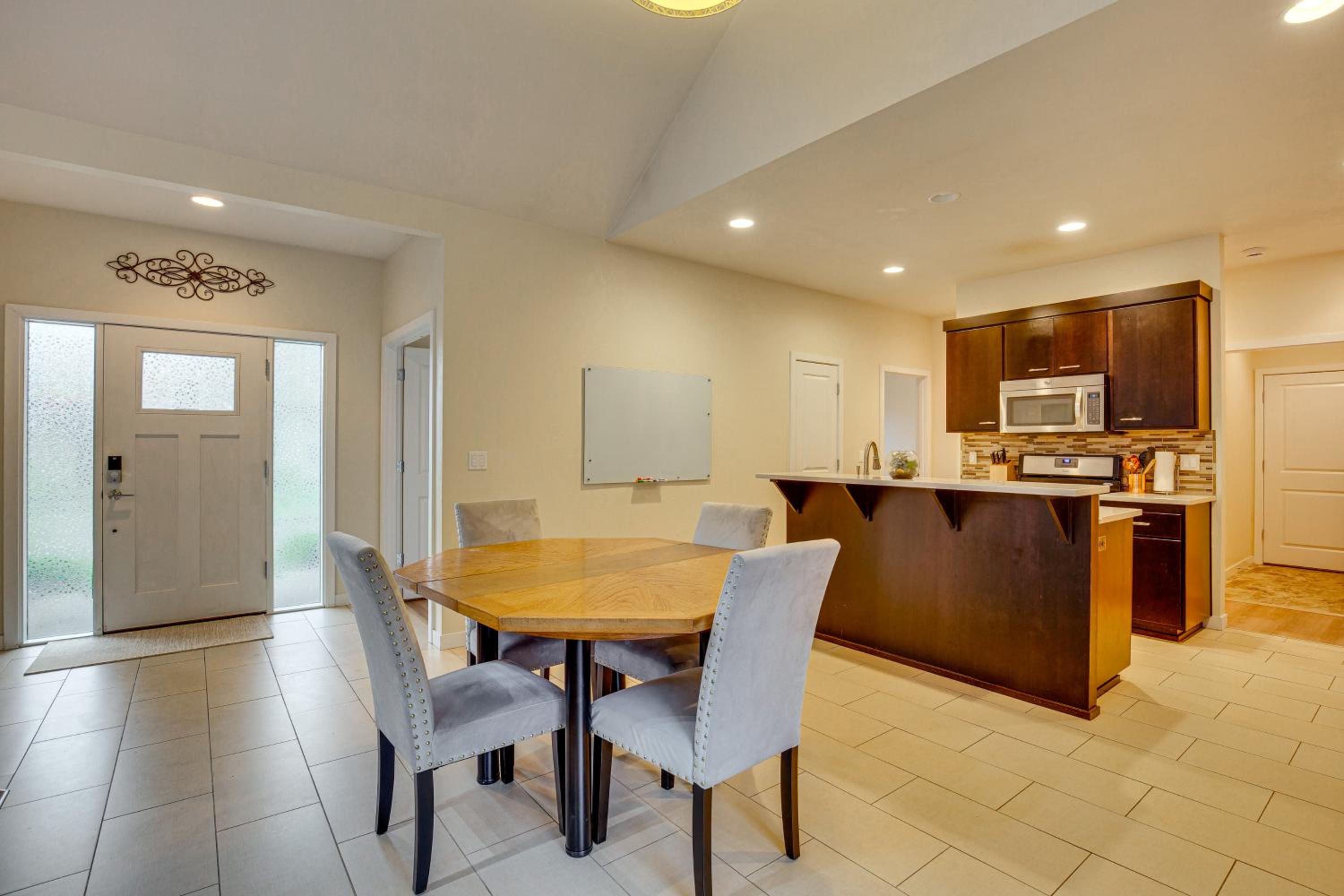 Walk to Autzen Stadium, 3 Mi to UO! Home with Patio