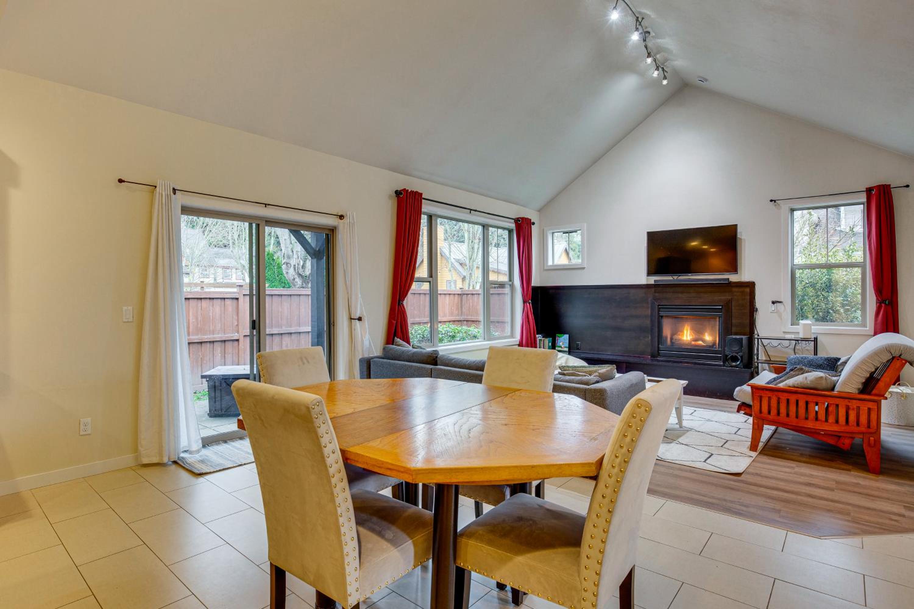Walk to Autzen Stadium, 3 Mi to UO! Home with Patio
