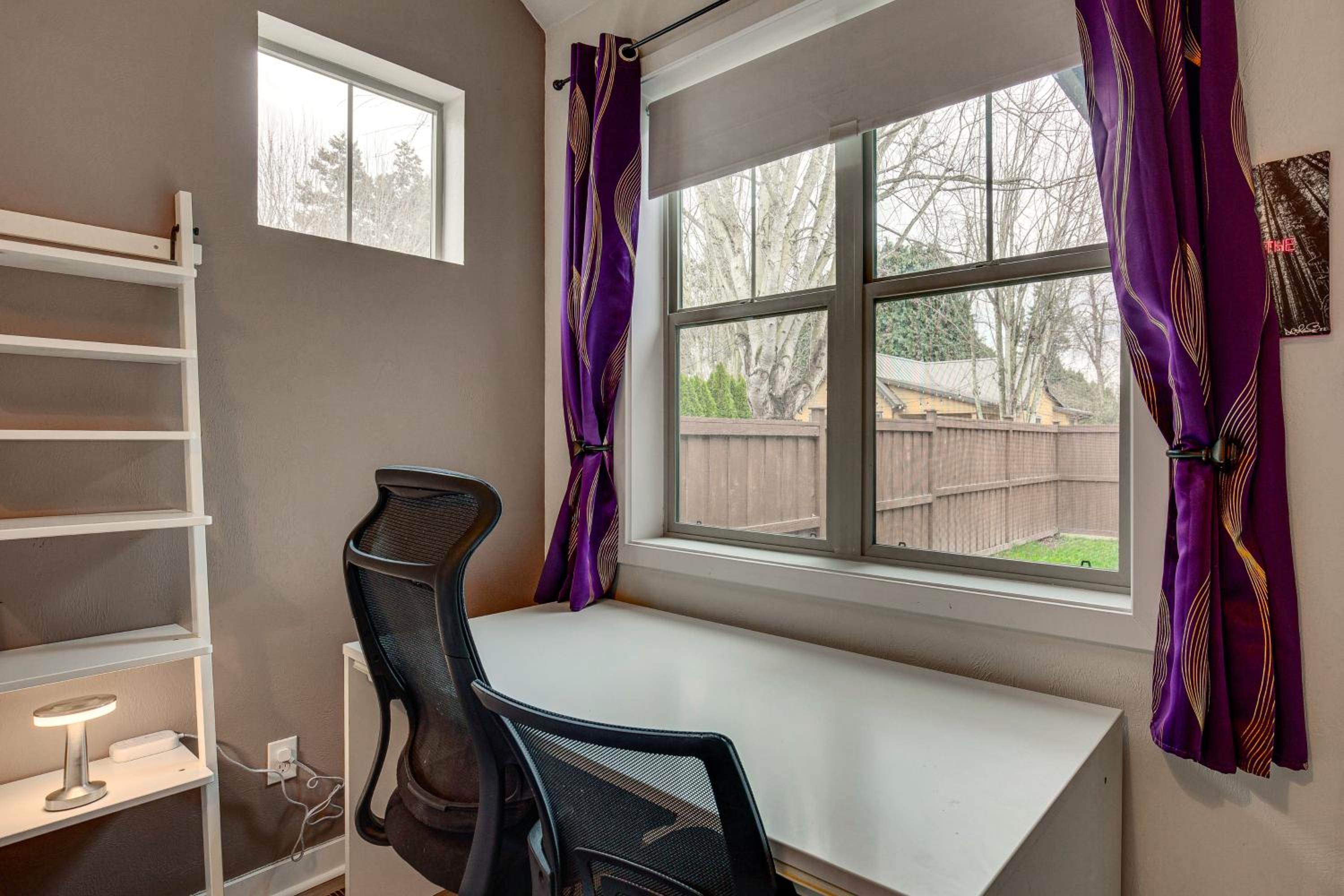 Walk to Autzen Stadium, 3 Mi to UO! Home with Patio