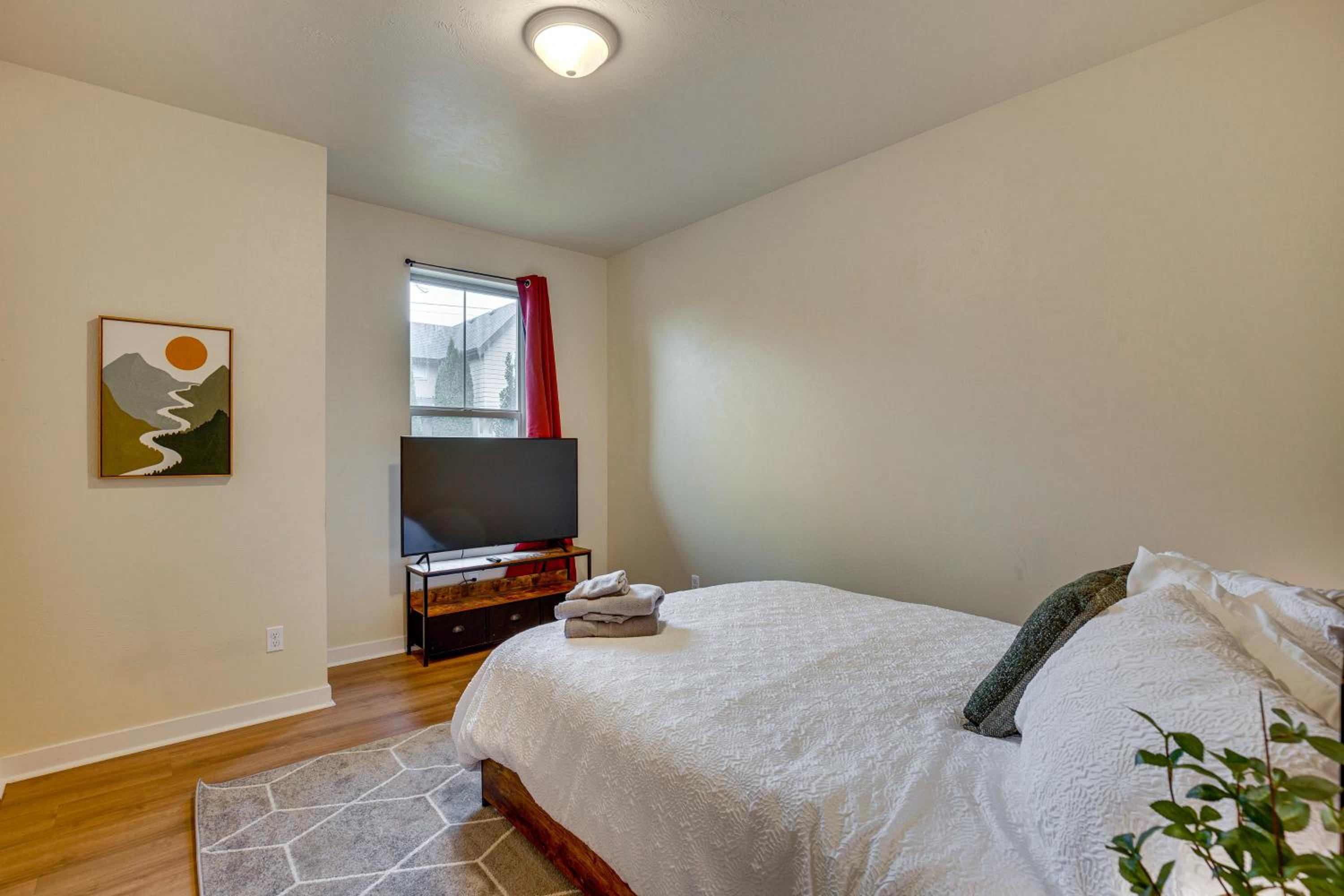 Walk to Autzen Stadium, 3 Mi to UO! Home with Patio