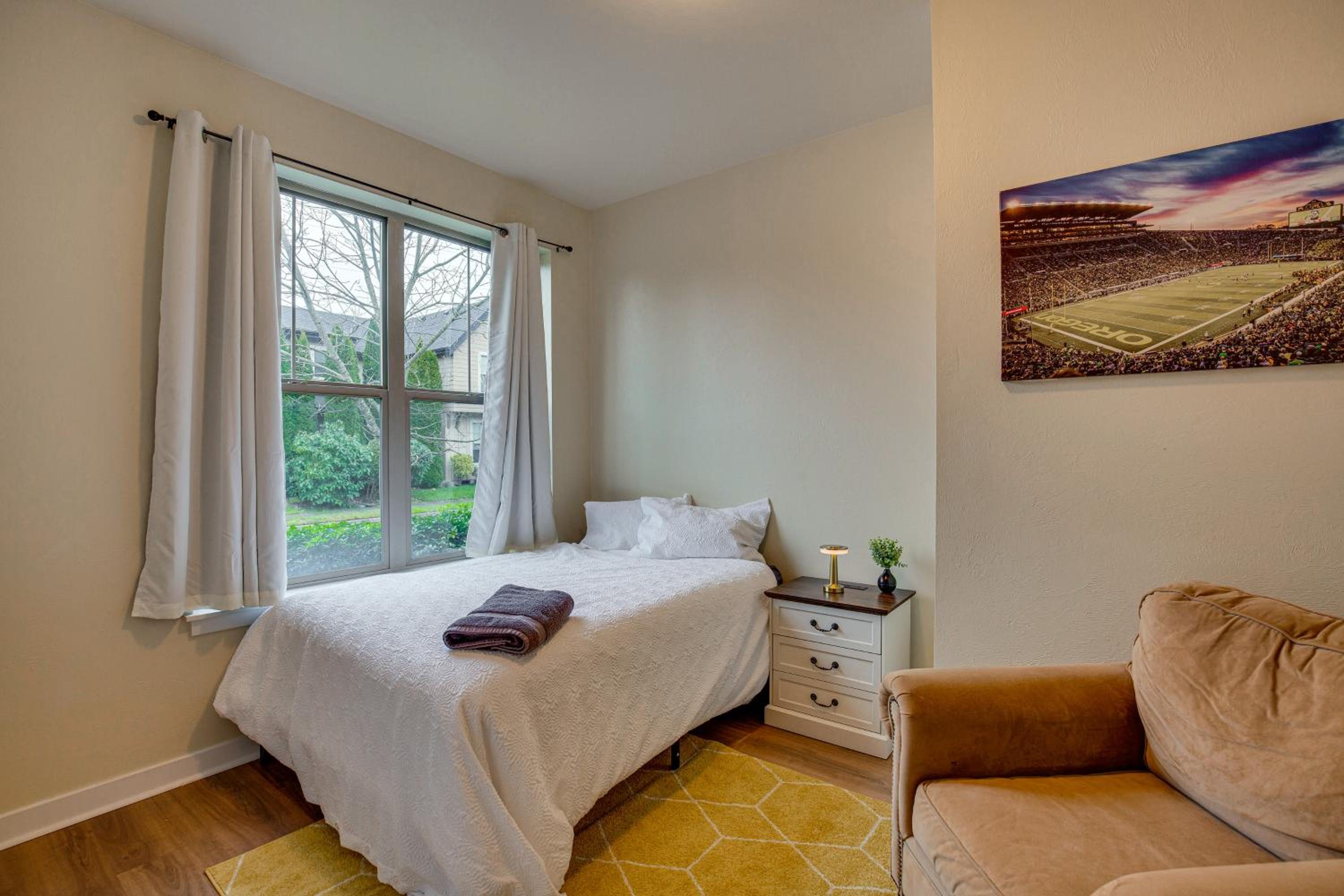 Walk to Autzen Stadium, 3 Mi to UO! Home with Patio