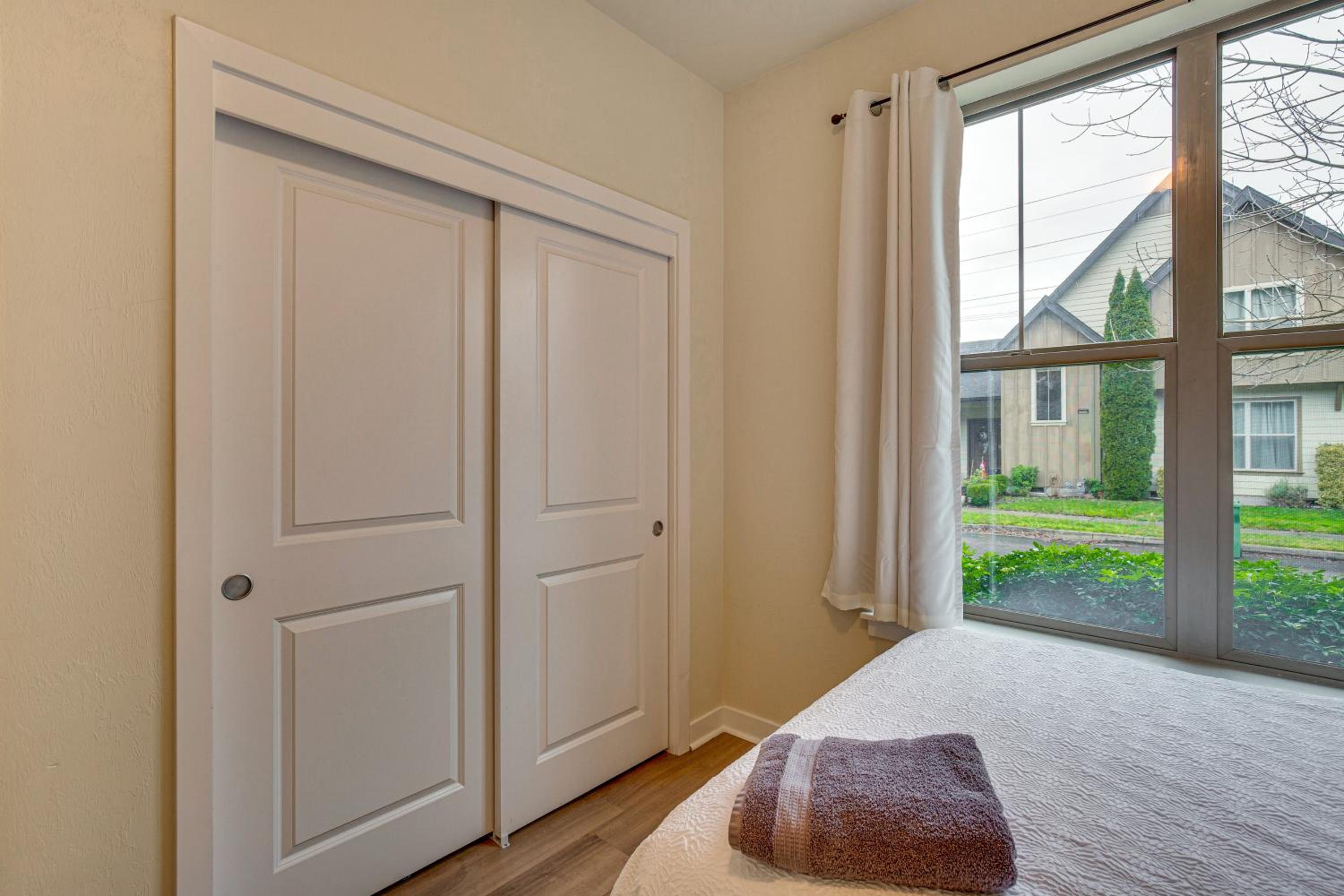 Walk to Autzen Stadium, 3 Mi to UO! Home with Patio